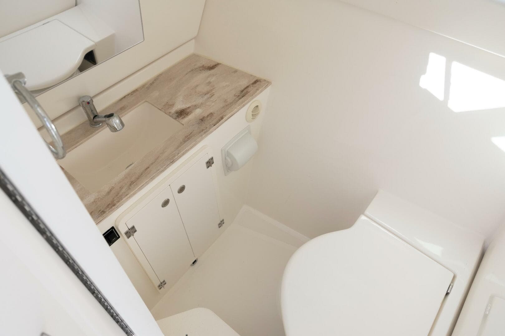 2019 Pursuit DC 325 Dual Console — photo 13