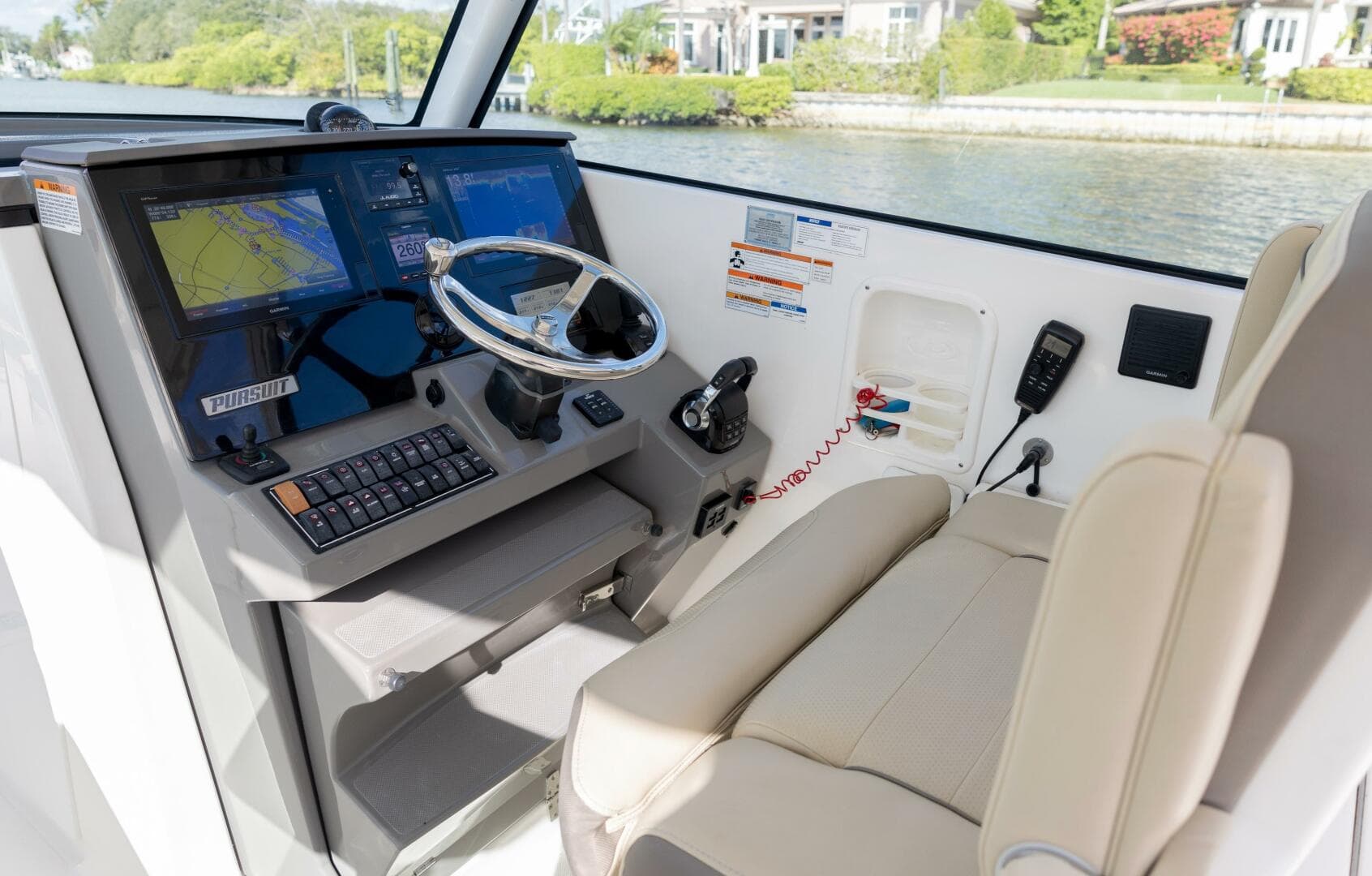 2019 Pursuit DC 325 Dual Console — photo 2