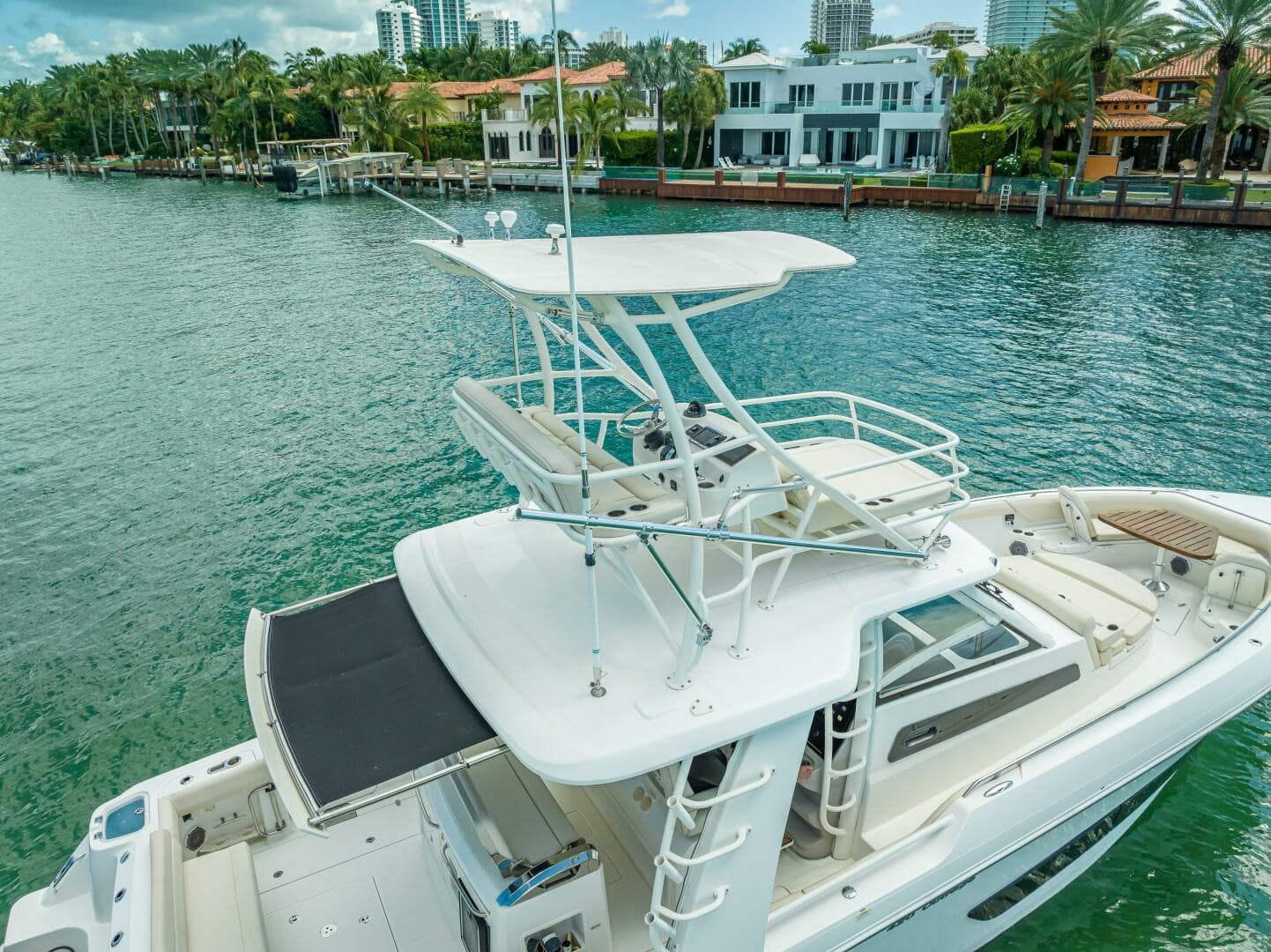 2016 Boston Whaler — photo 23