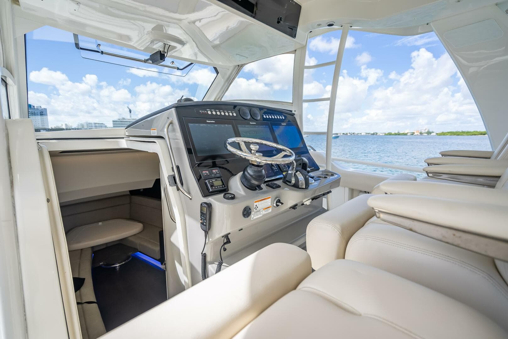 2016 Boston Whaler — photo 116