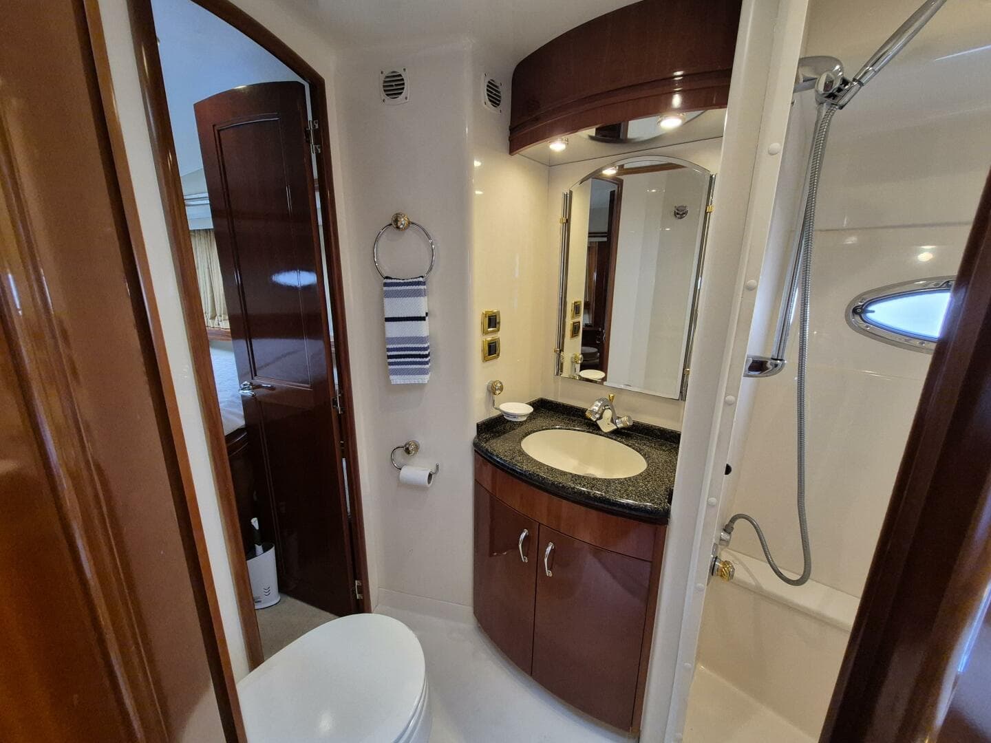 2005 Carver 560 Voyager — photo 23