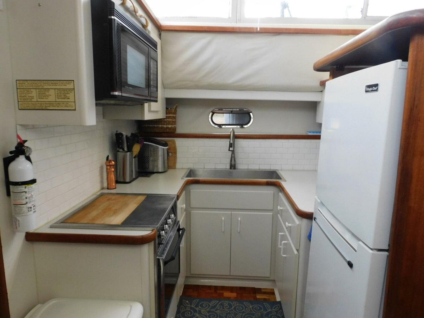 1993 Carver 445 Aft Cabin — photo 19