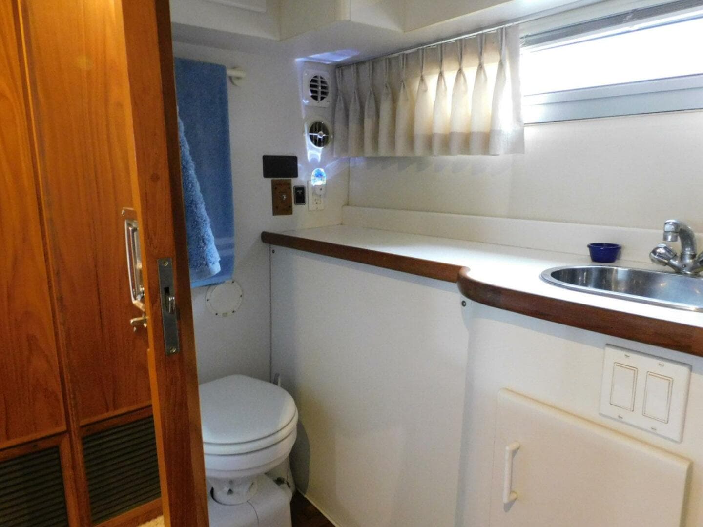 1993 Carver 445 Aft Cabin — photo 29