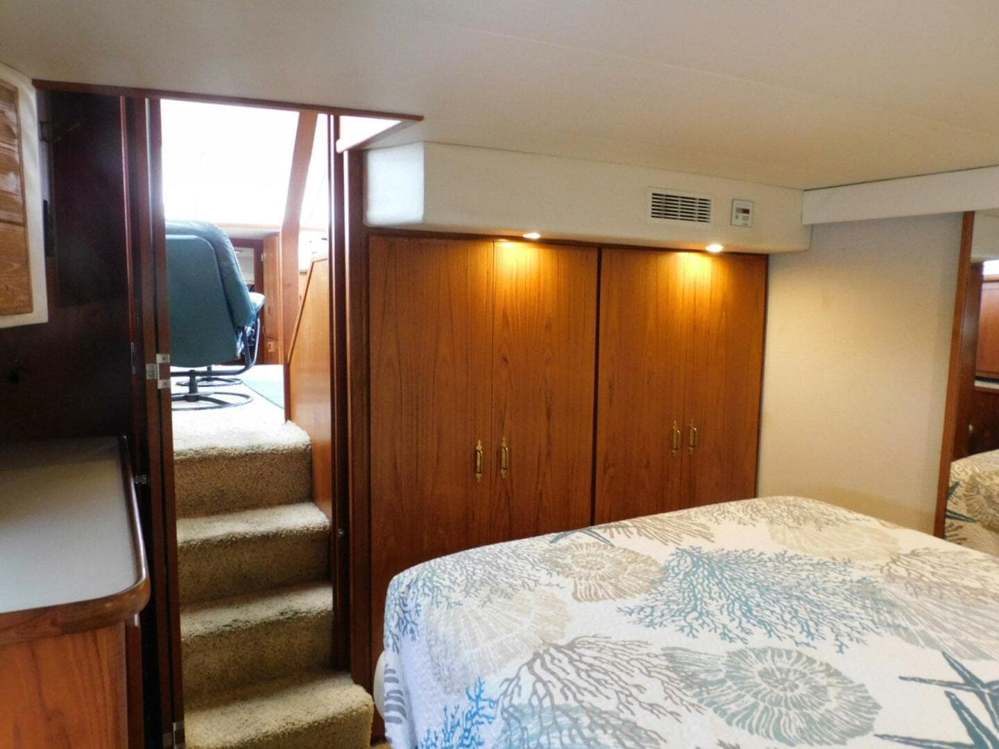 1993 Carver 445 Aft Cabin — photo 25