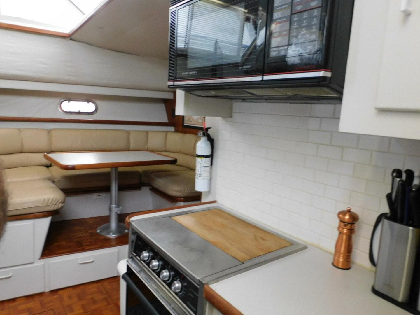 1993 Carver 445 Aft Cabin — photo 18