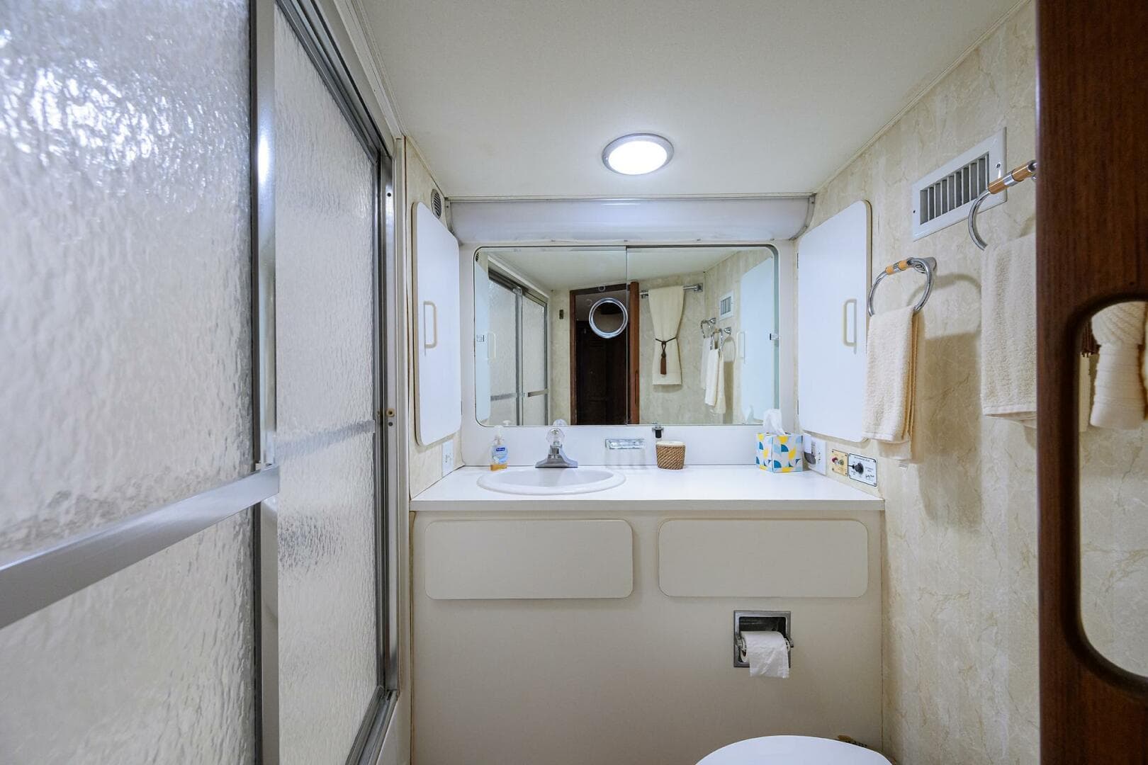 1987 Hatteras 63 — photo 31