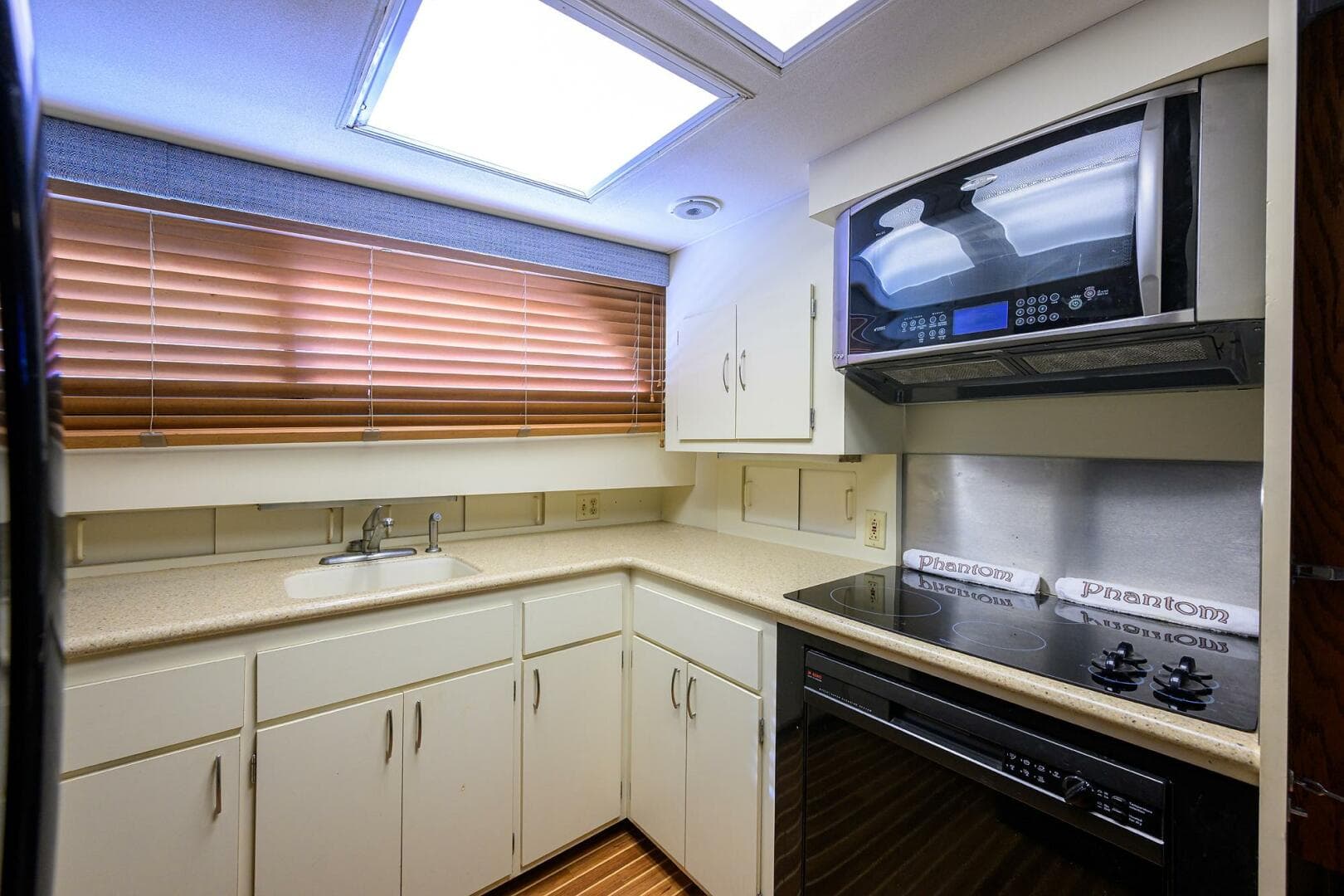 1987 Hatteras 63 — photo 10