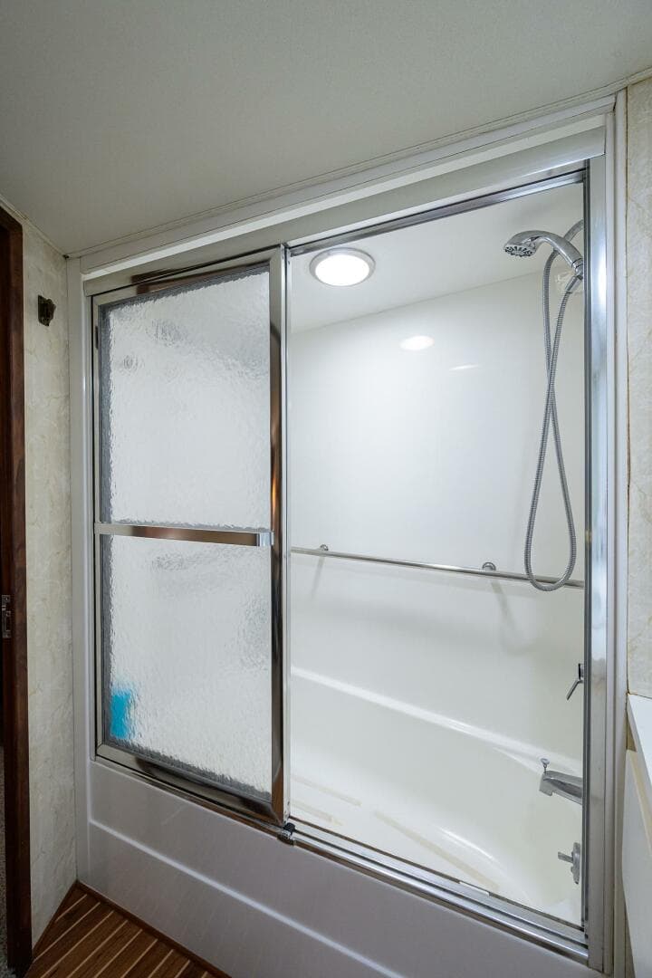 1987 Hatteras 63 — photo 33