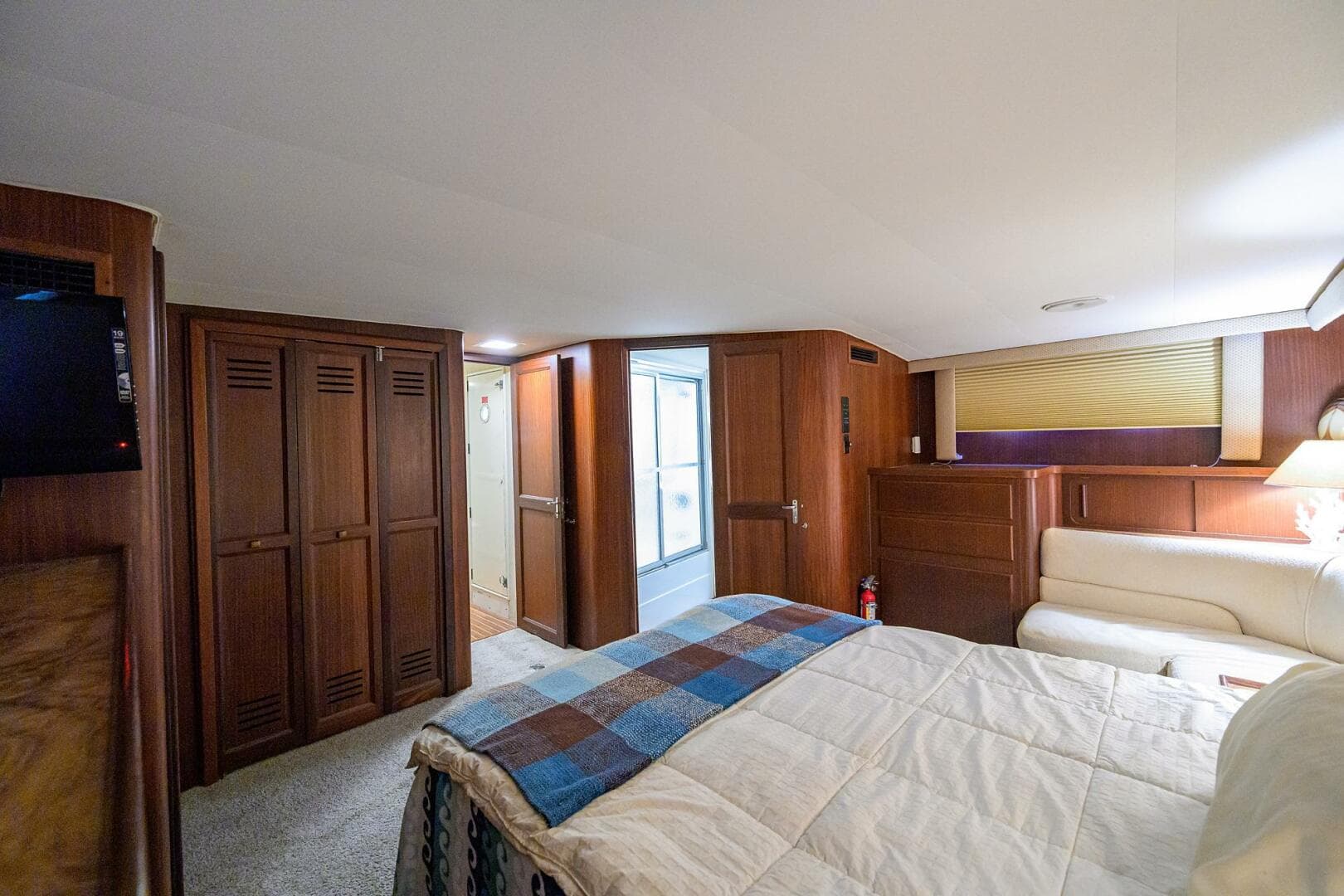 1987 Hatteras 63 — photo 26