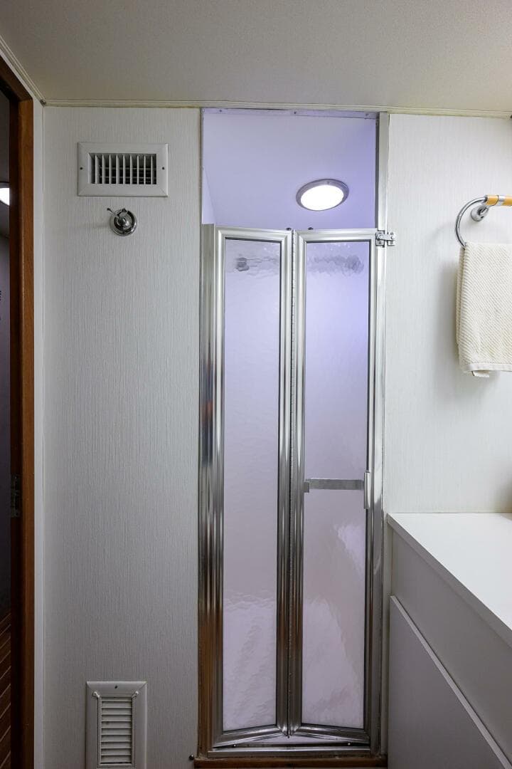 1987 Hatteras 63 — photo 41