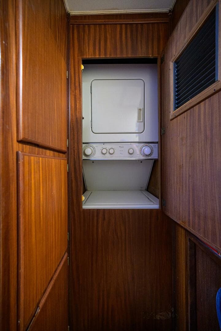 1987 Hatteras 63 — photo 42