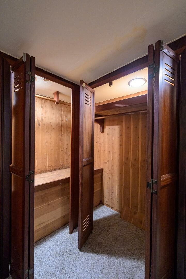 1987 Hatteras 63 — photo 29