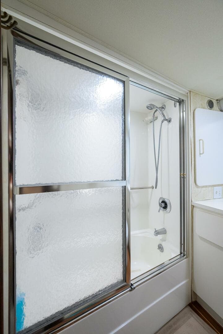 1987 Hatteras 63 — photo 32