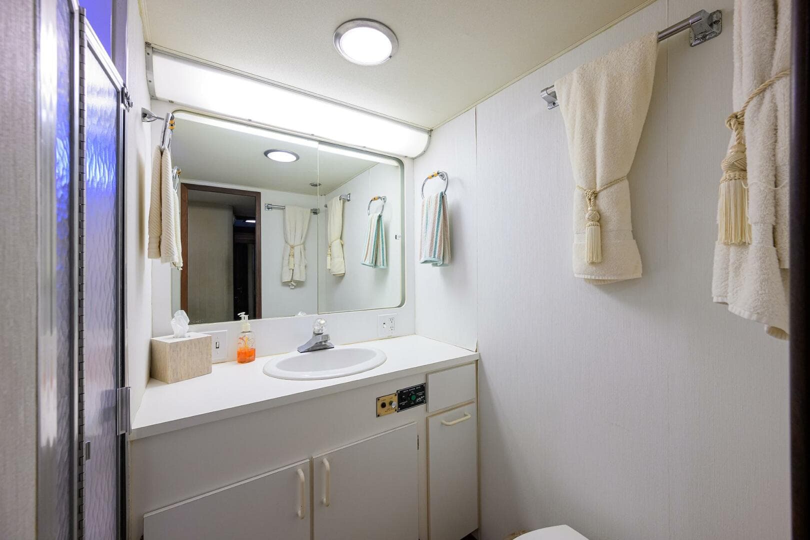 1987 Hatteras 63 — photo 40