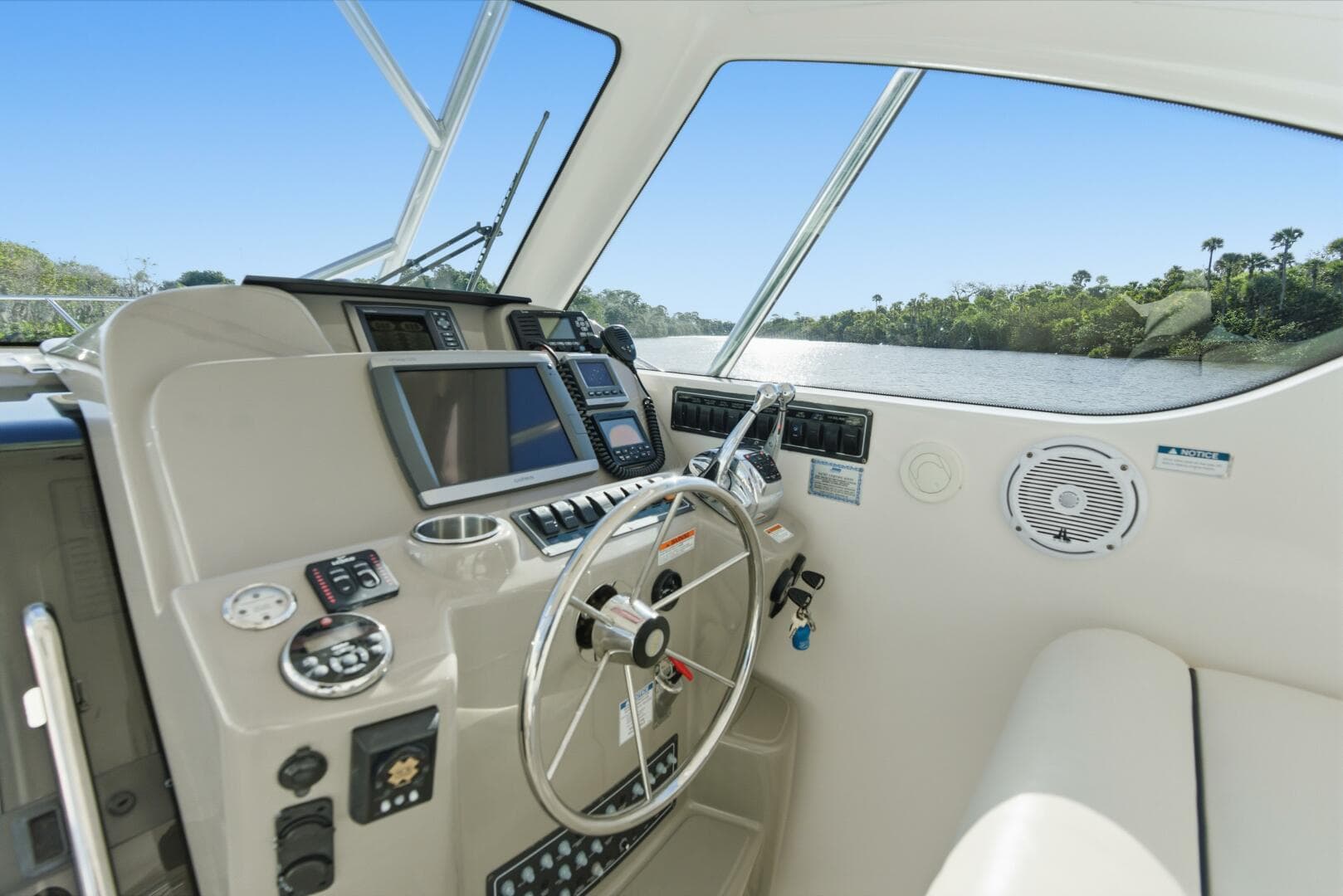 2011 Tiara Yachts 3100 Open — photo 23