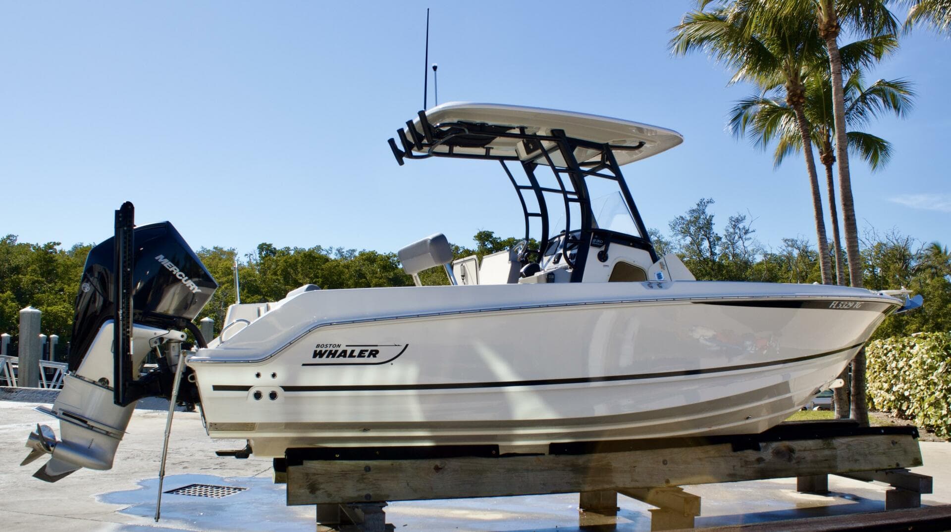 2022 Boston Whaler 230 Outrage — photo 4