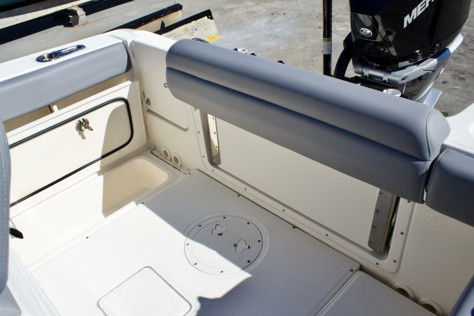 2022 Boston Whaler 230 Outrage — photo 6