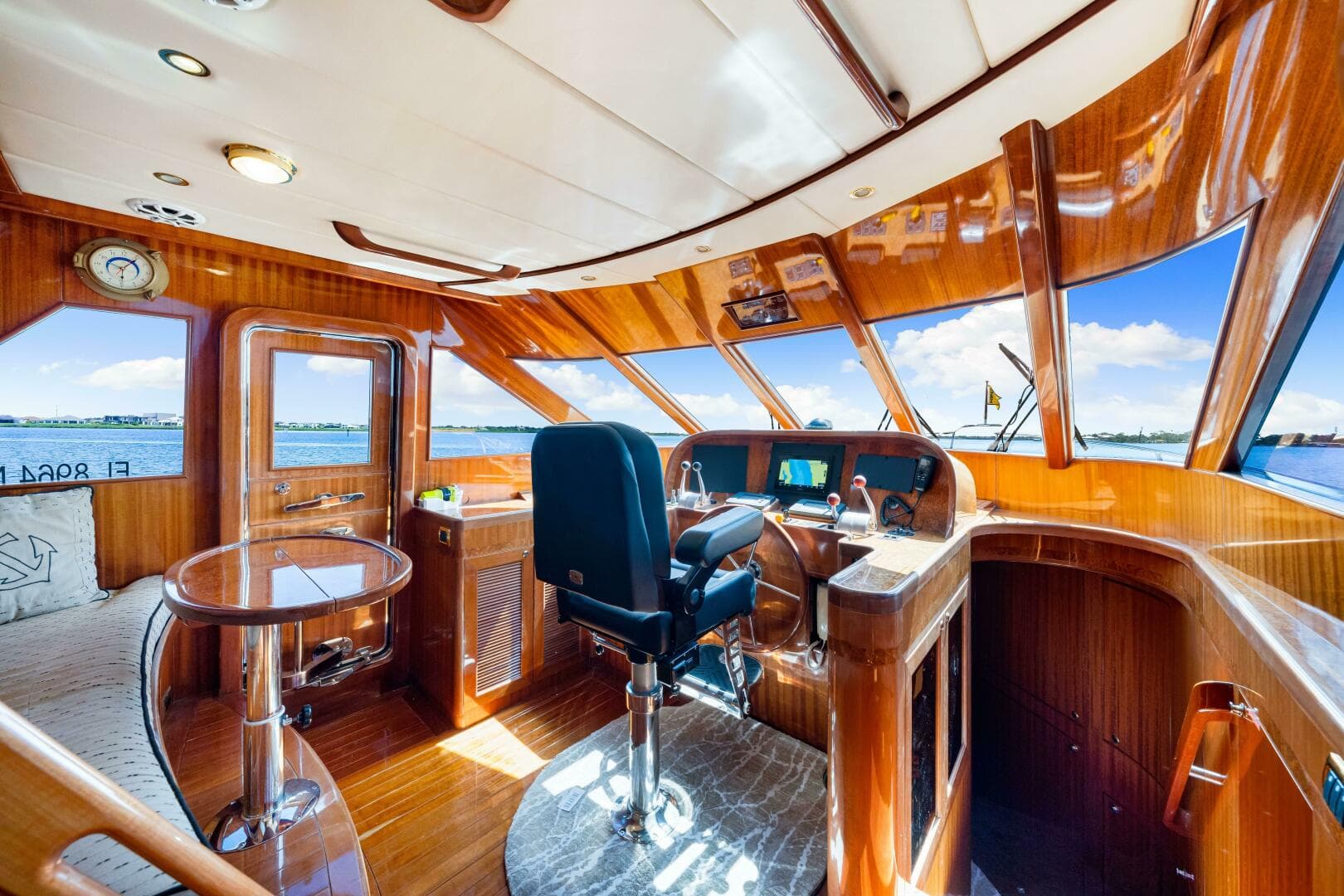 2007 Hampton 558 Pilothouse — photo 8