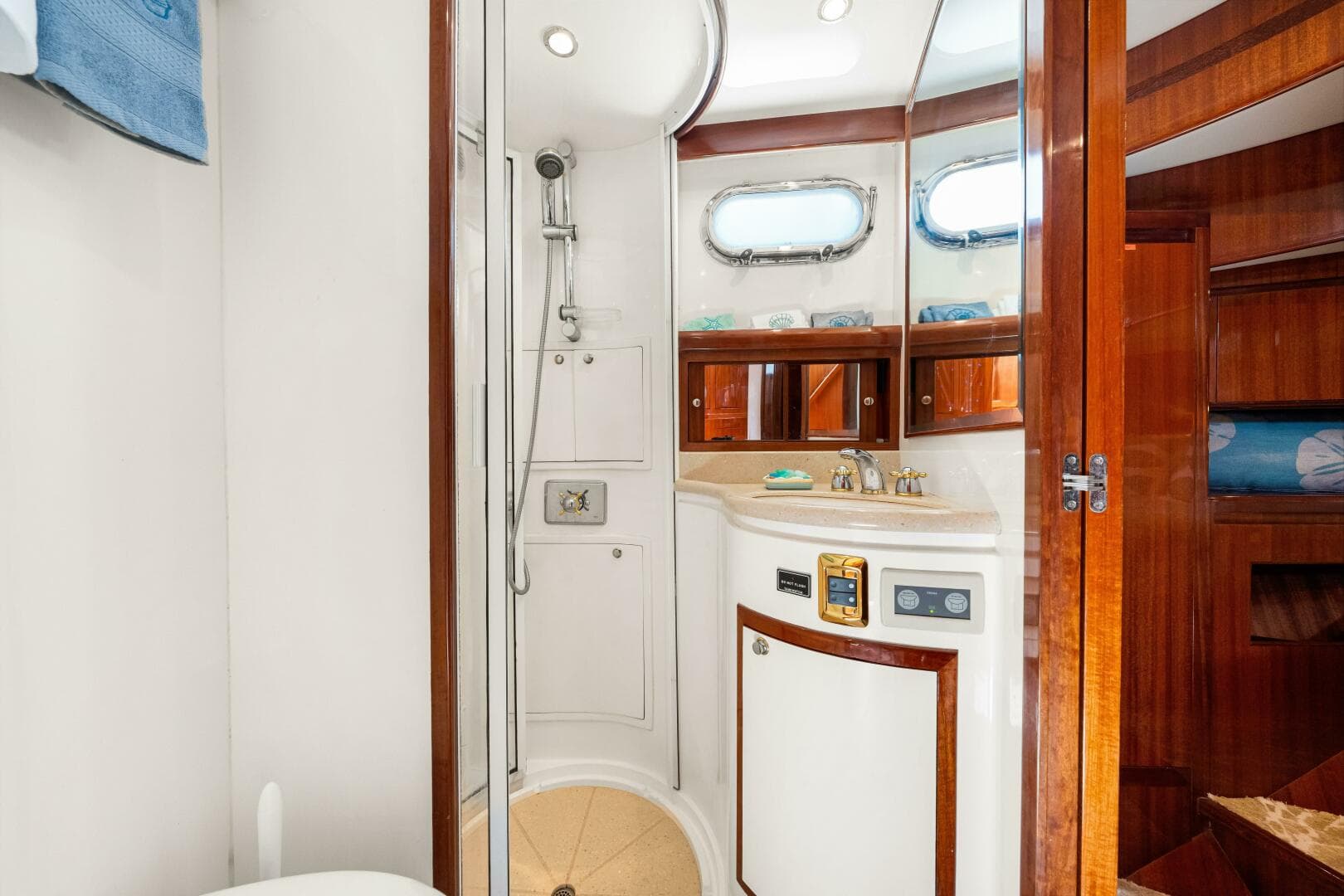 2007 Hampton 558 Pilothouse — photo 17