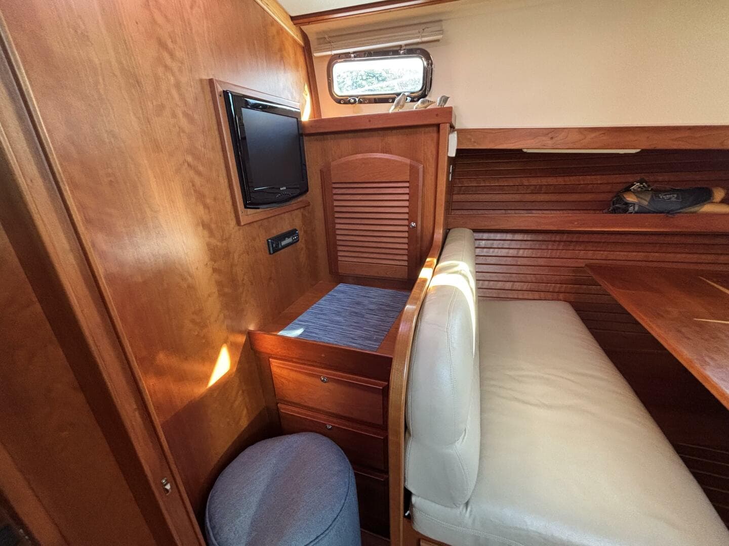 2011 Sabre 40 Sedan — photo 27