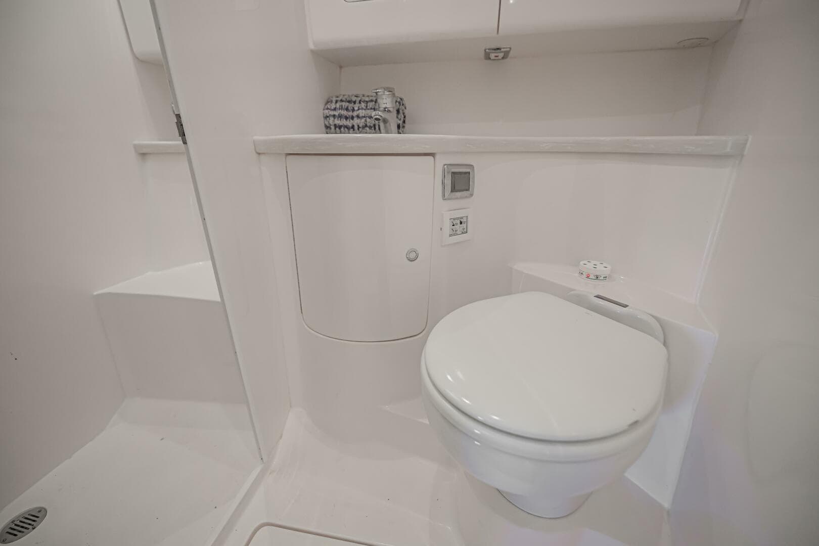 2018 Intrepid 407 Cuddy — photo 13