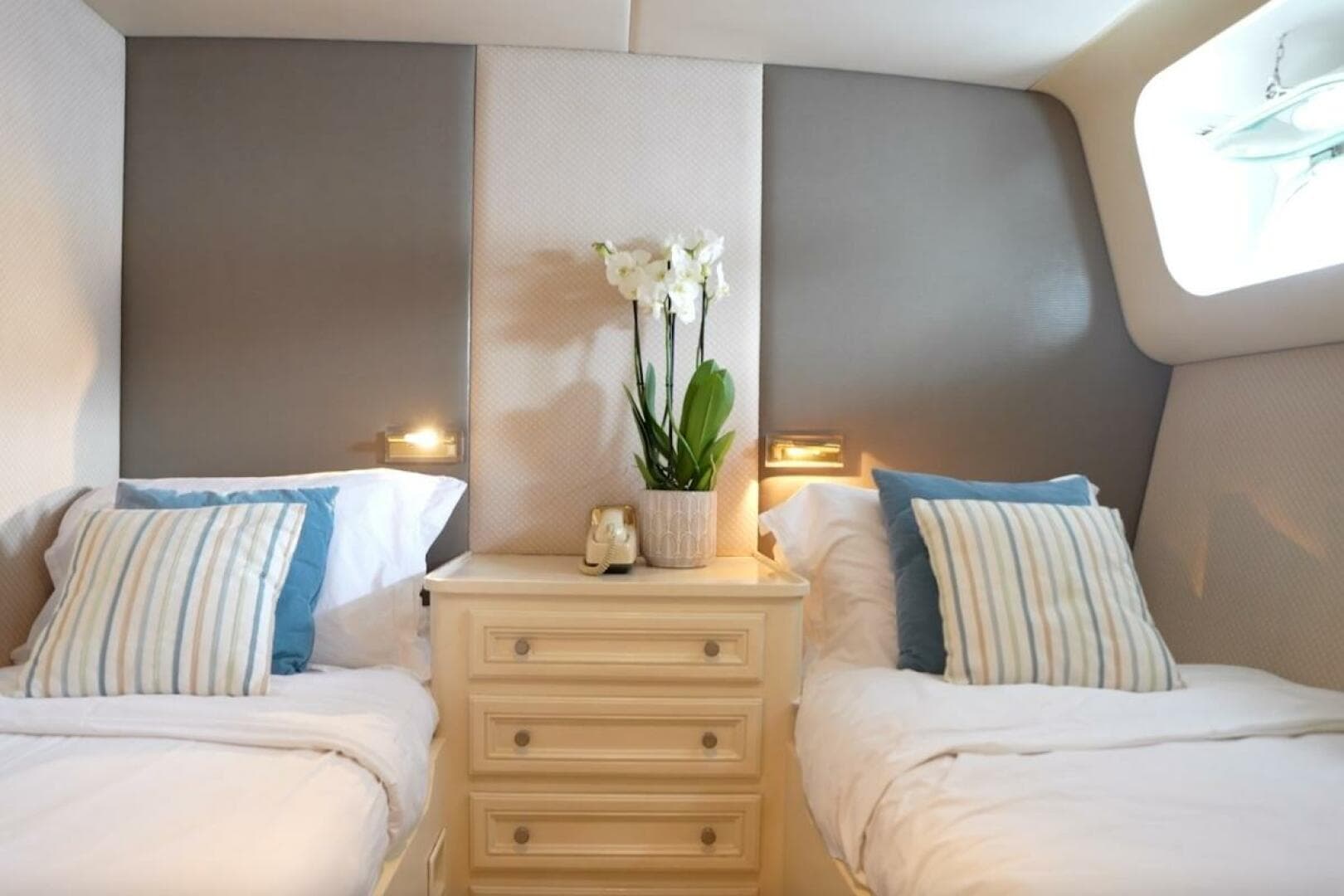 1976 Crn 36 — photo 25