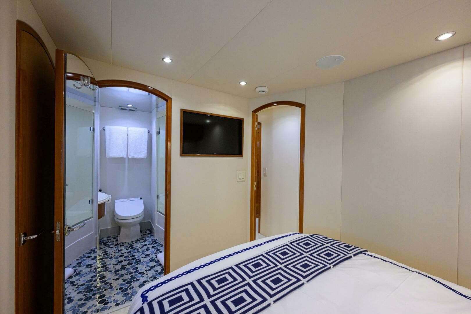 2006 Hatteras 80 — photo 18