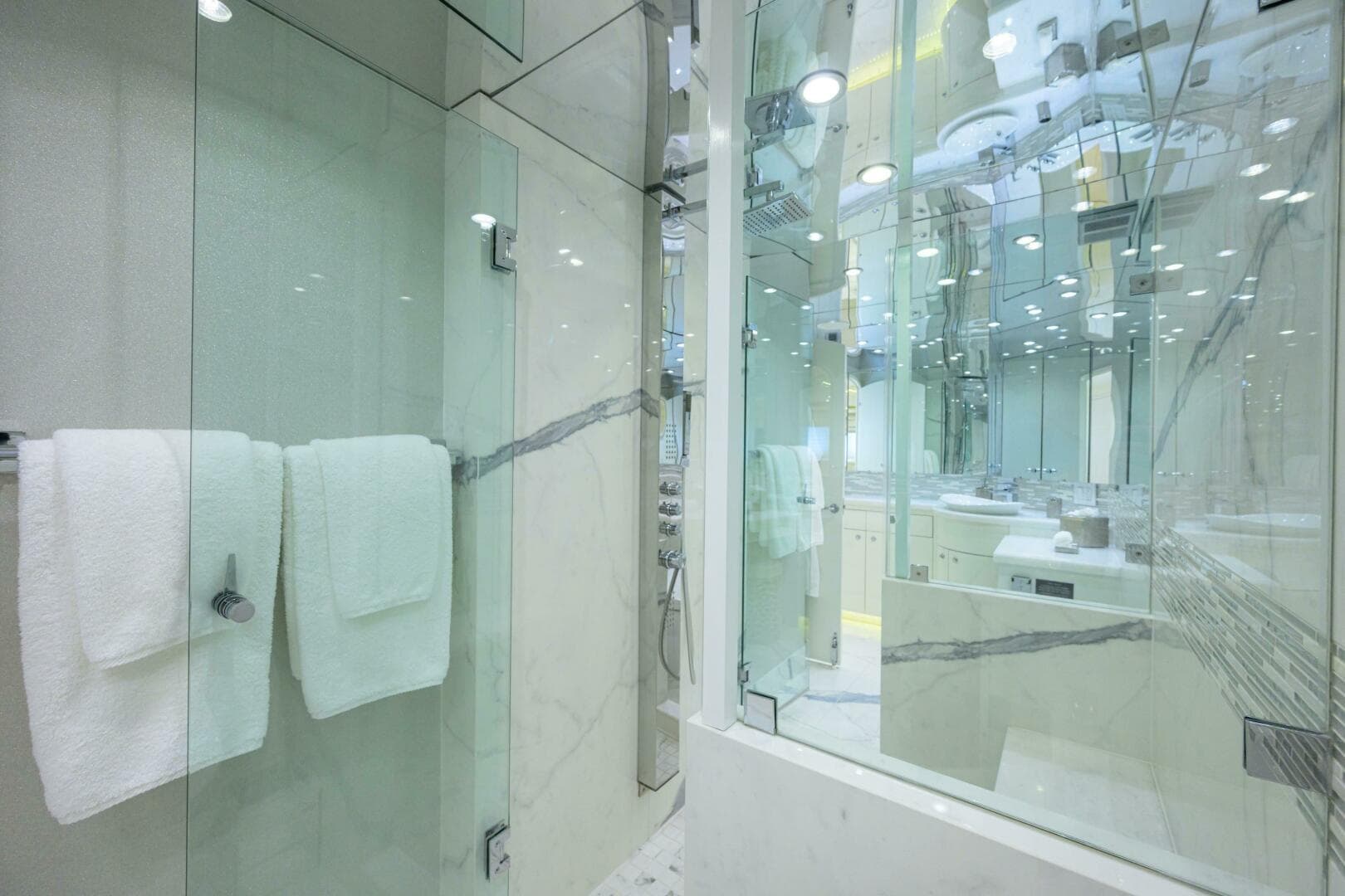 2006 Hatteras 80 — photo 16