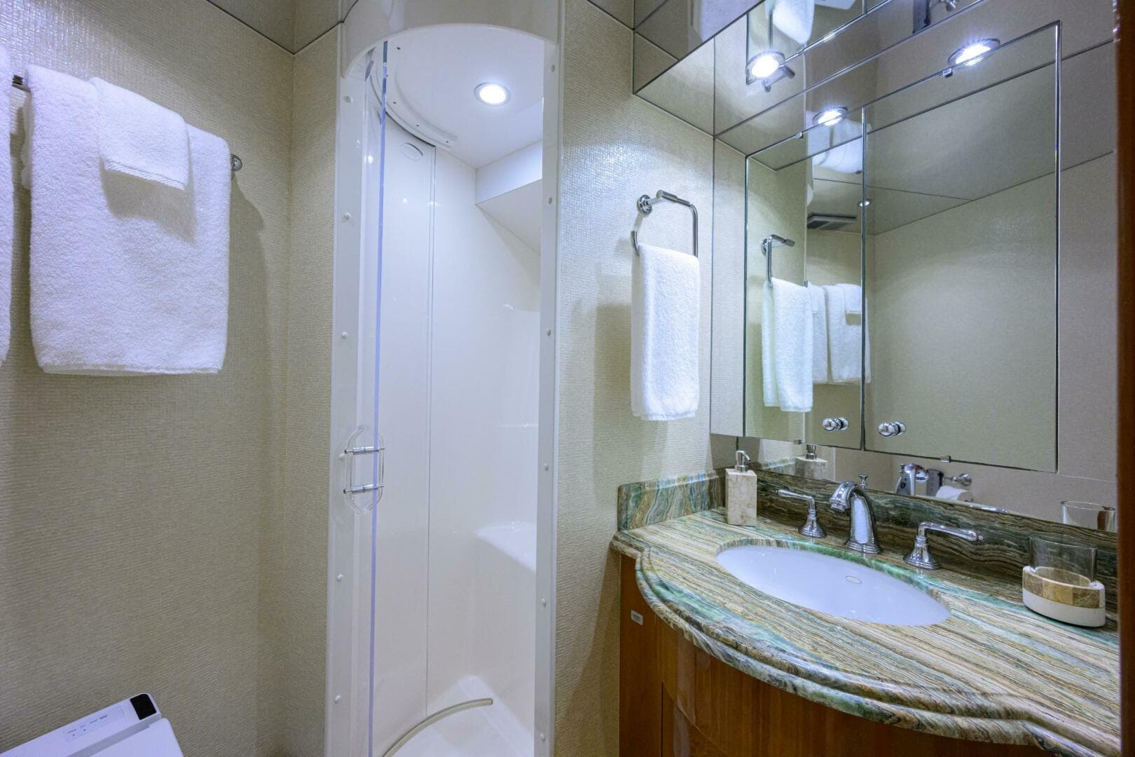 2006 Hatteras 80 — photo 22