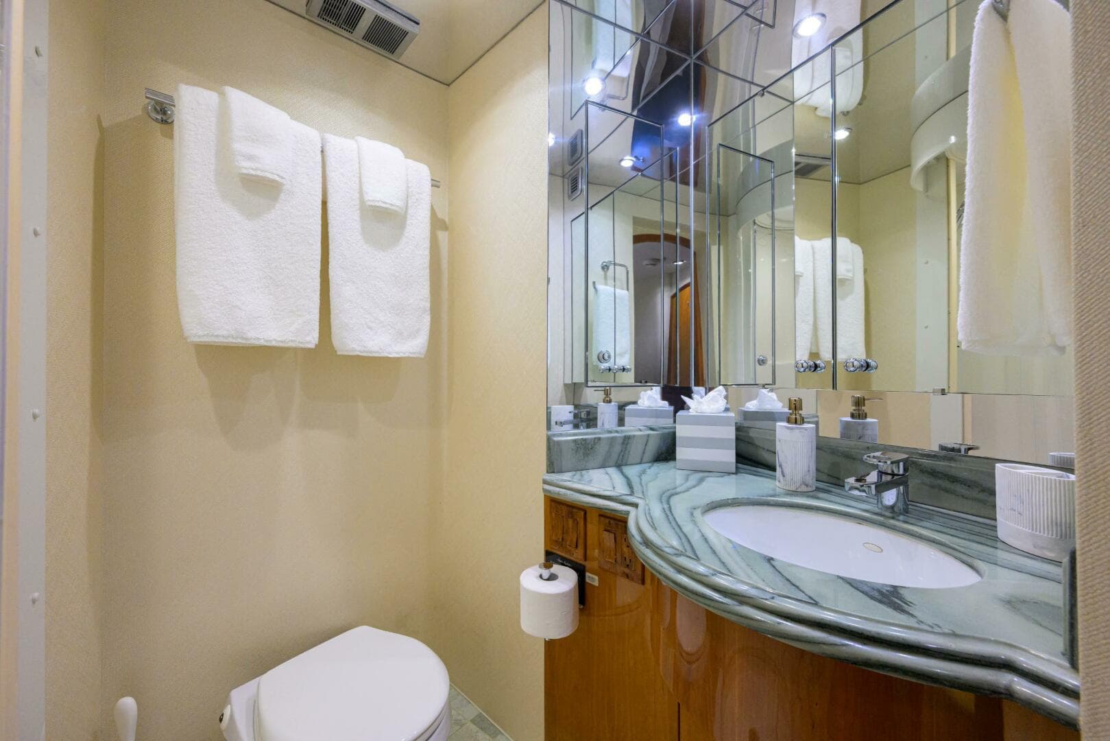 2006 Hatteras 80 — photo 20