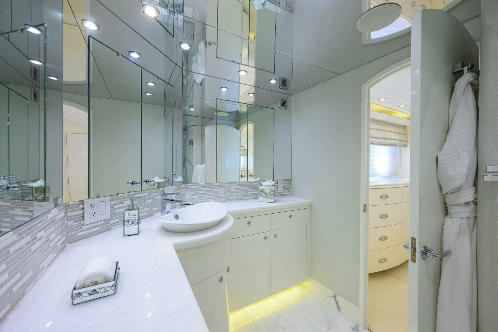 2006 Hatteras 80 — photo 15