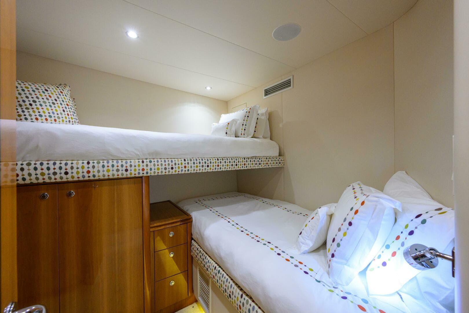 2006 Hatteras 80 — photo 21