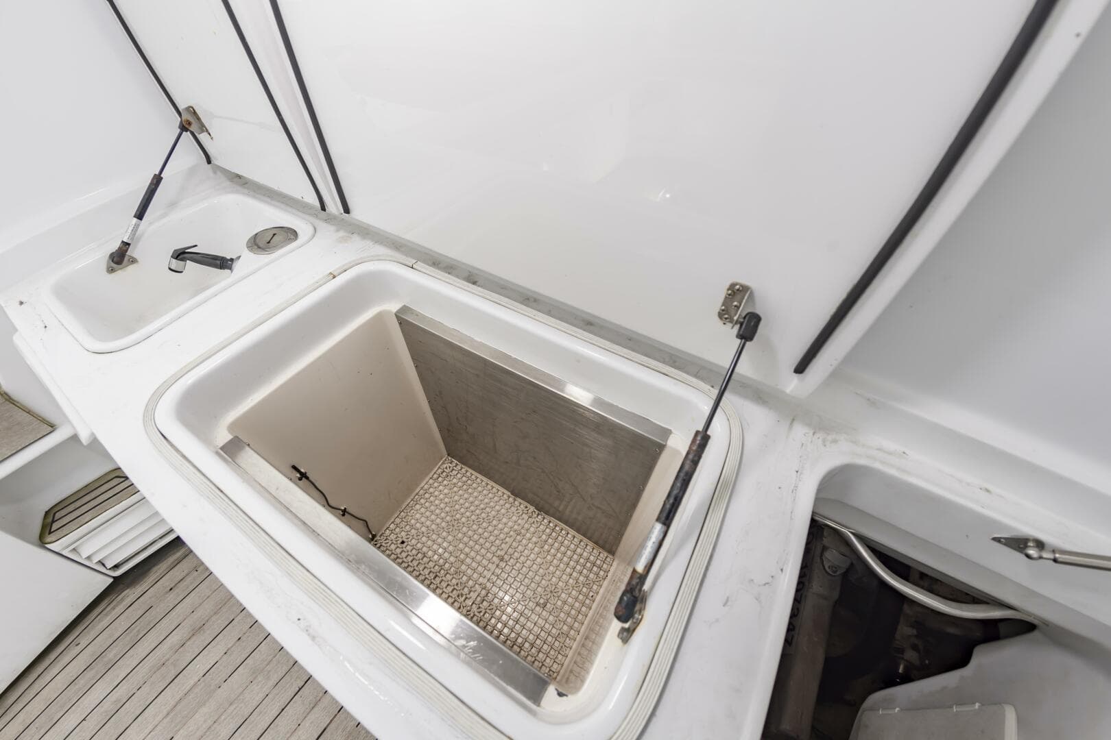 2001 Ocean Yachts 52 Super Sport — photo 17