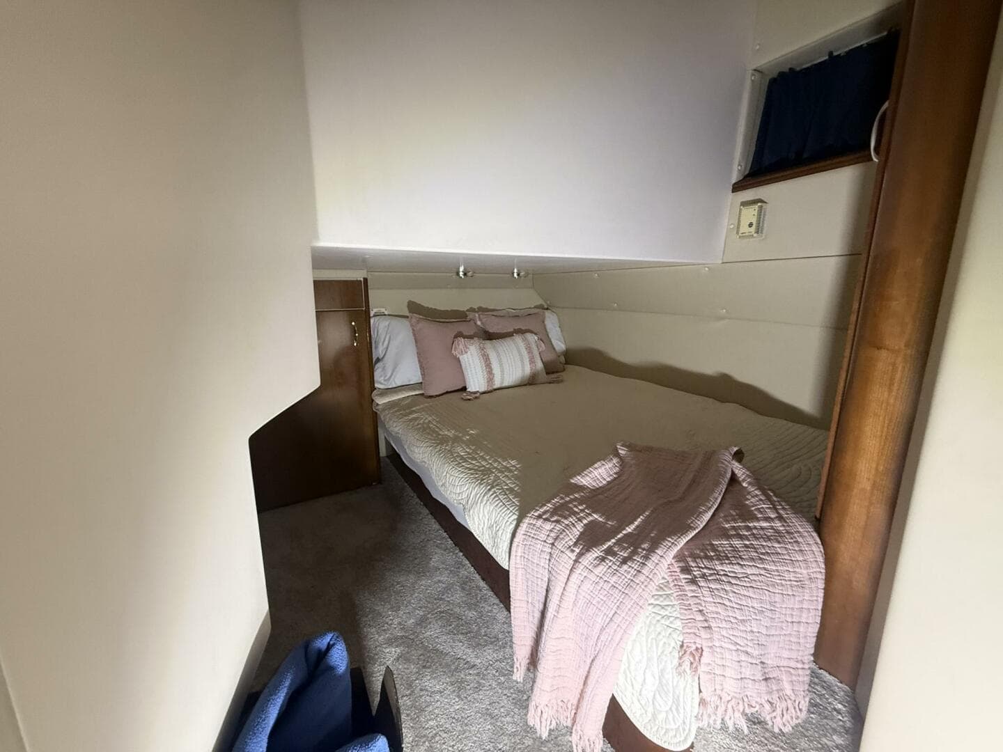 2004 Carver 460 Voyager — photo 31