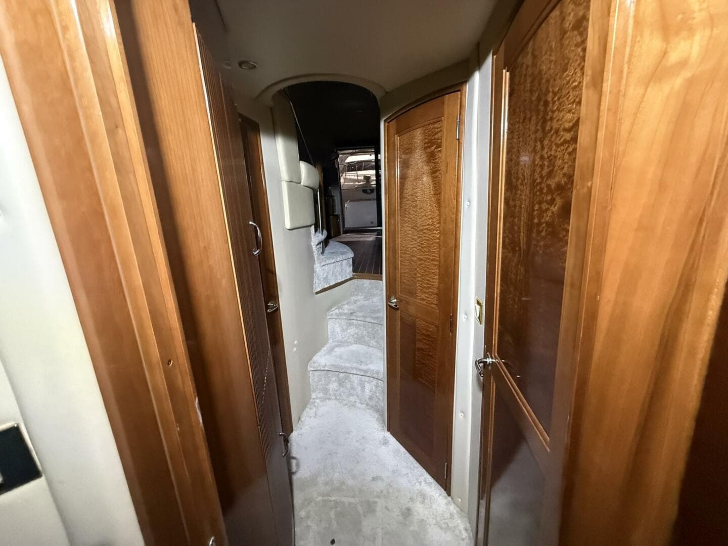 2004 Carver 460 Voyager — photo 23