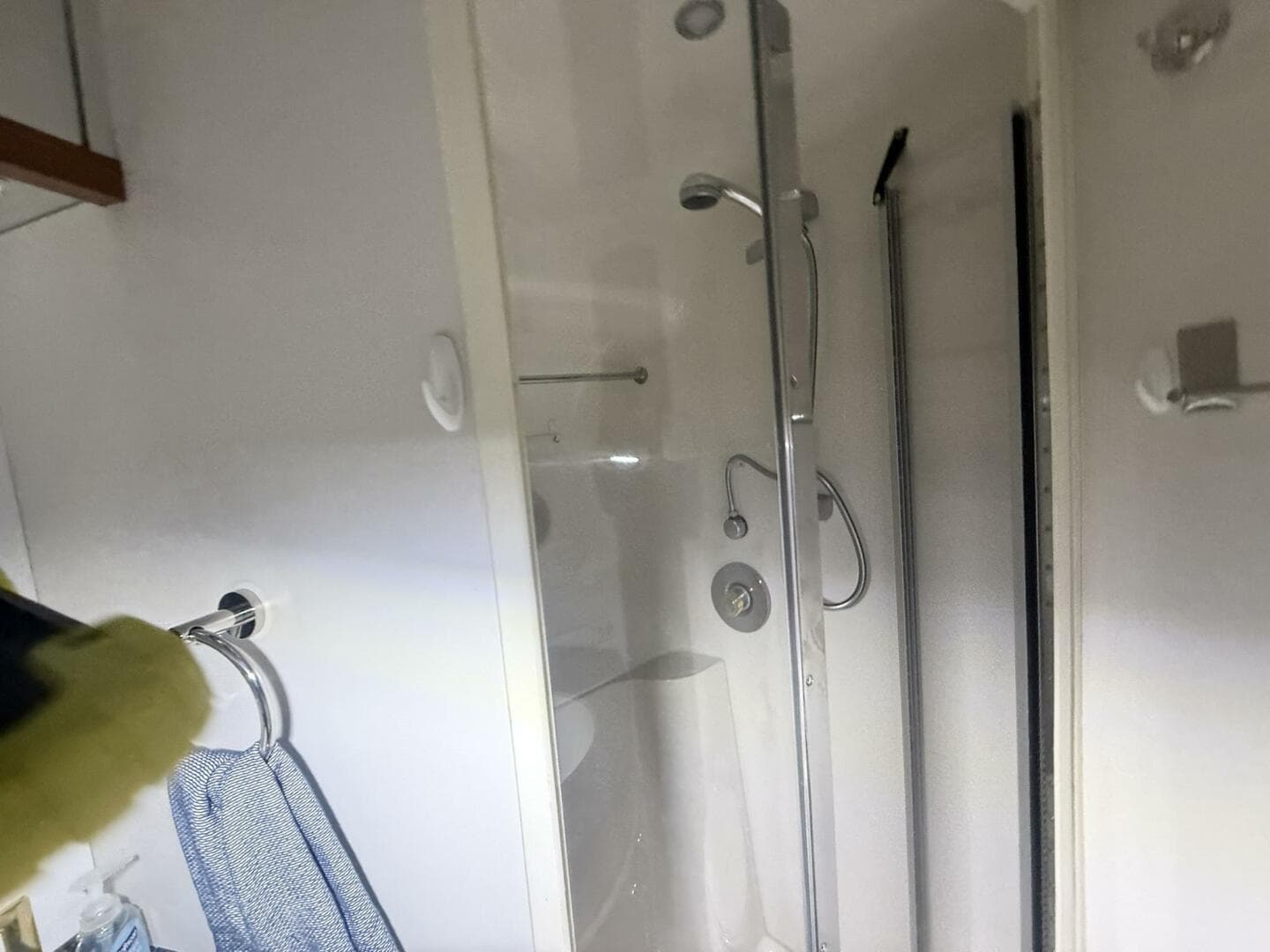 2004 Carver 460 Voyager — photo 22