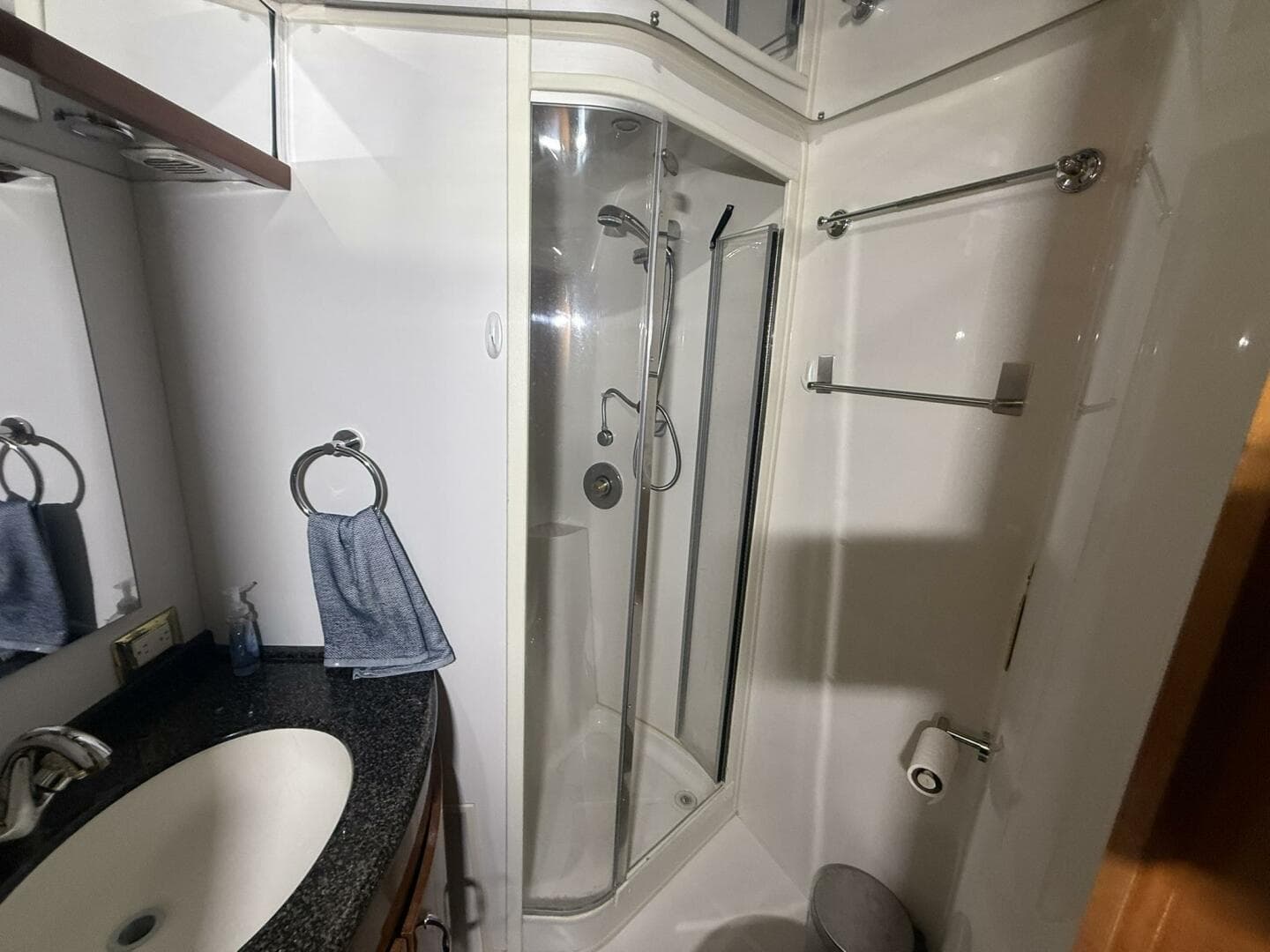 2004 Carver 460 Voyager — photo 20