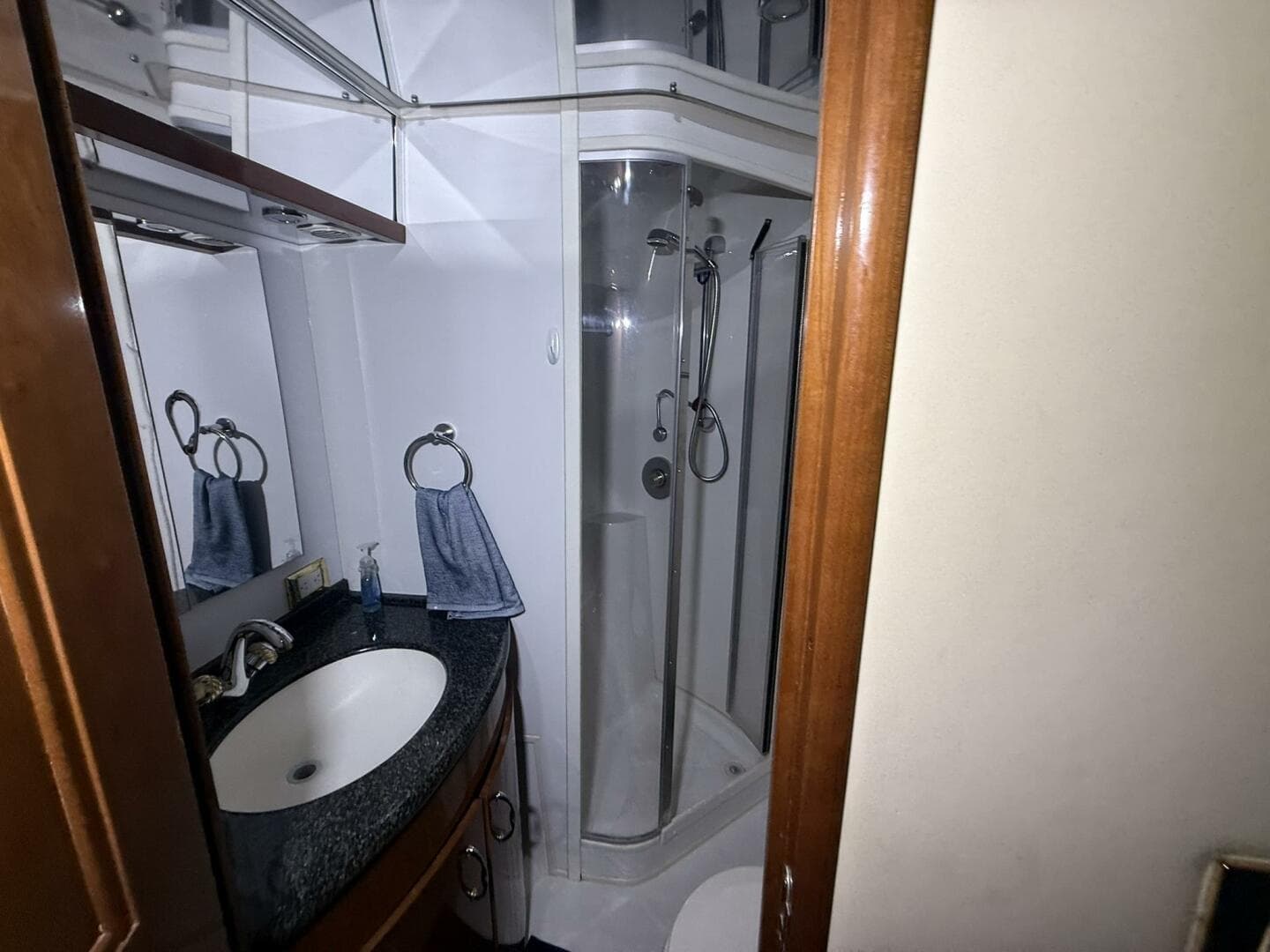 2004 Carver 460 Voyager — photo 19