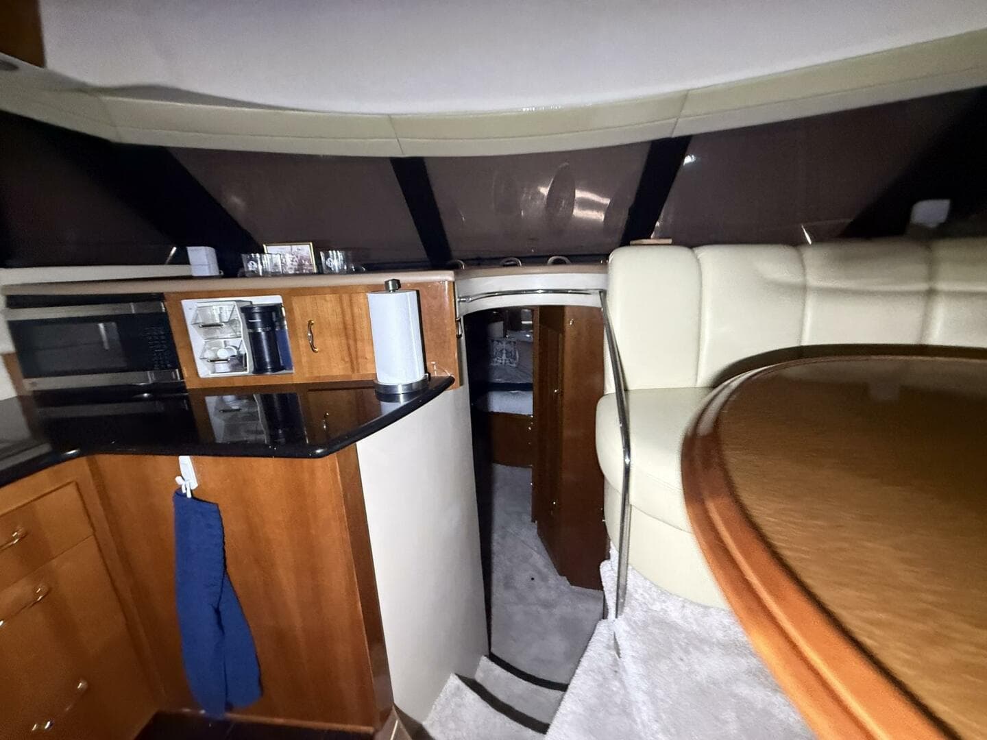 2004 Carver 460 Voyager — photo 13