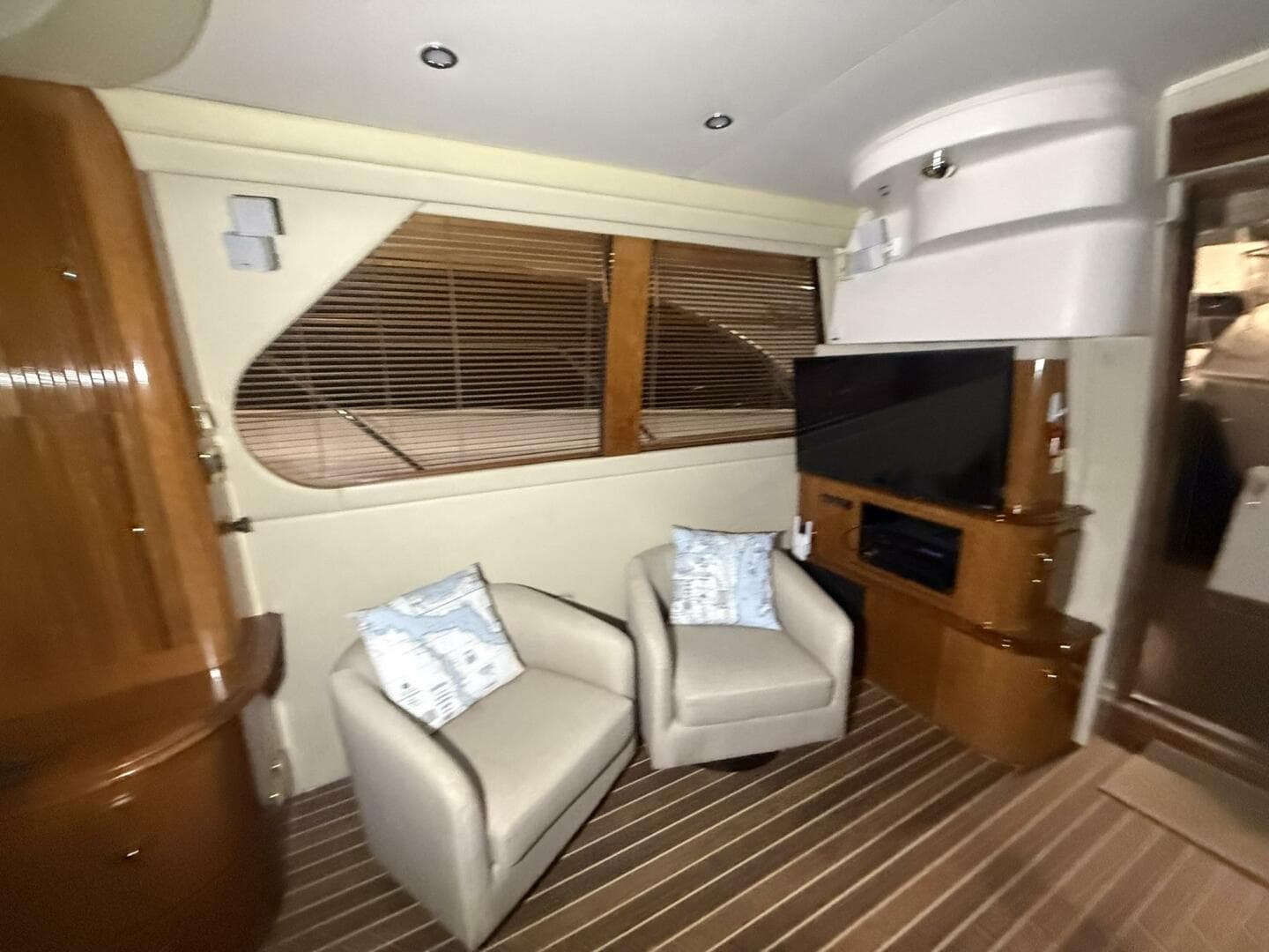 2004 Carver 460 Voyager — photo 47