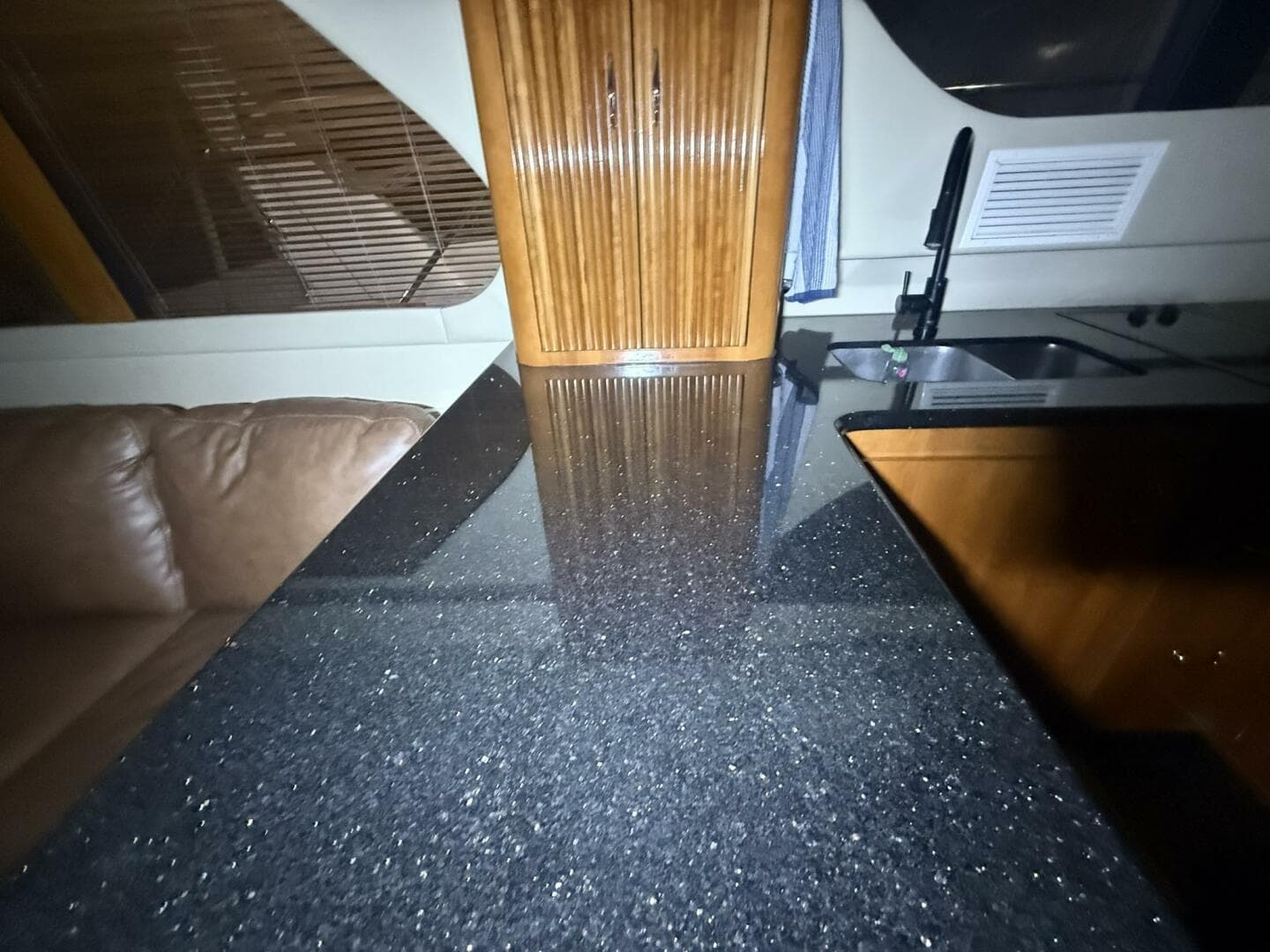 2004 Carver 460 Voyager — photo 44