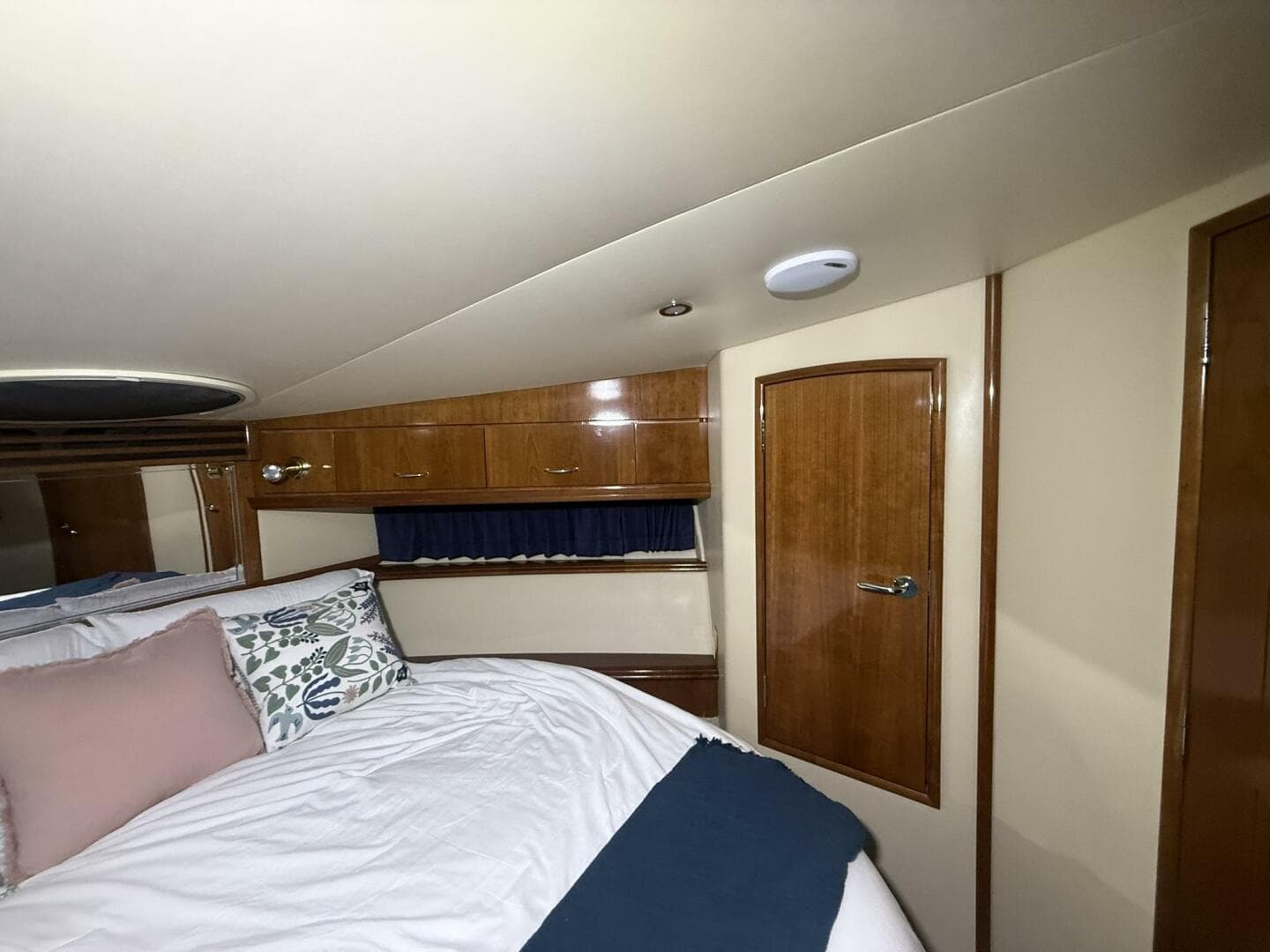 2004 Carver 460 Voyager — photo 17