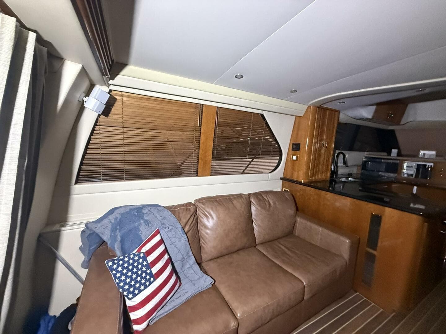 2004 Carver 460 Voyager — photo 27