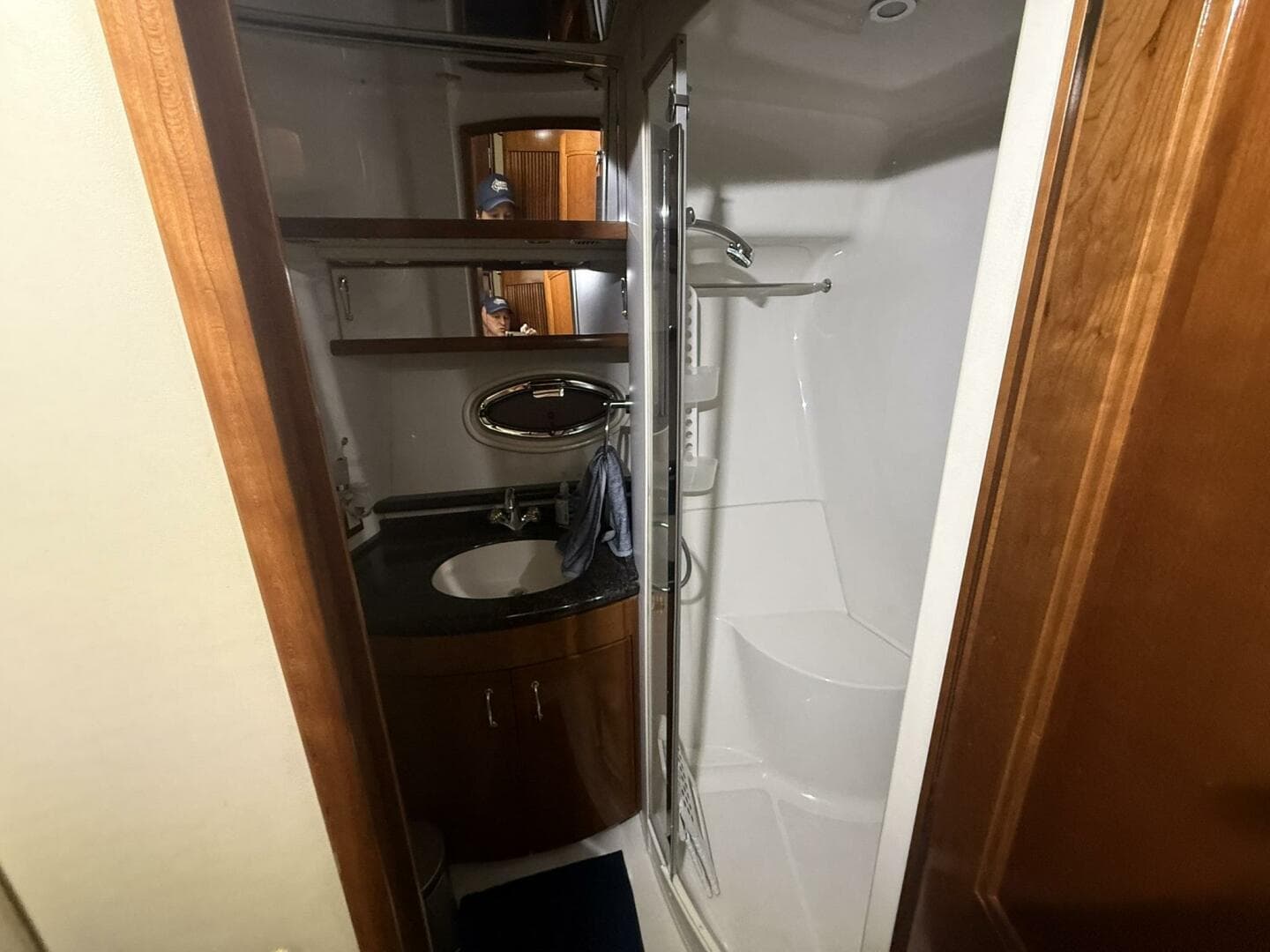 2004 Carver 460 Voyager — photo 24