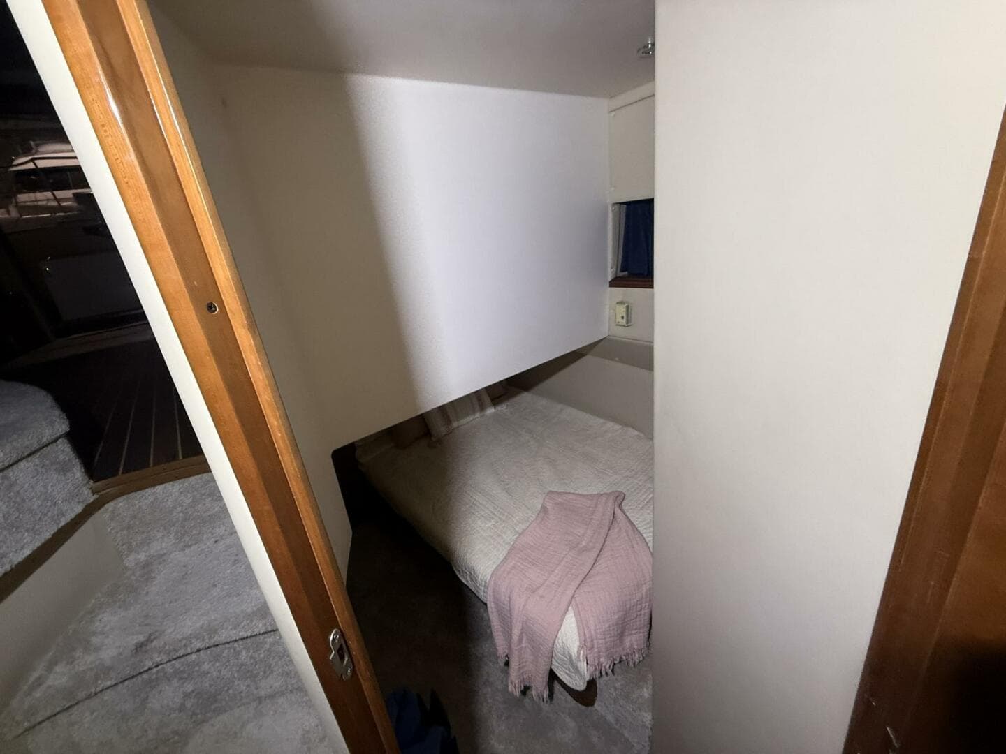 2004 Carver 460 Voyager — photo 30