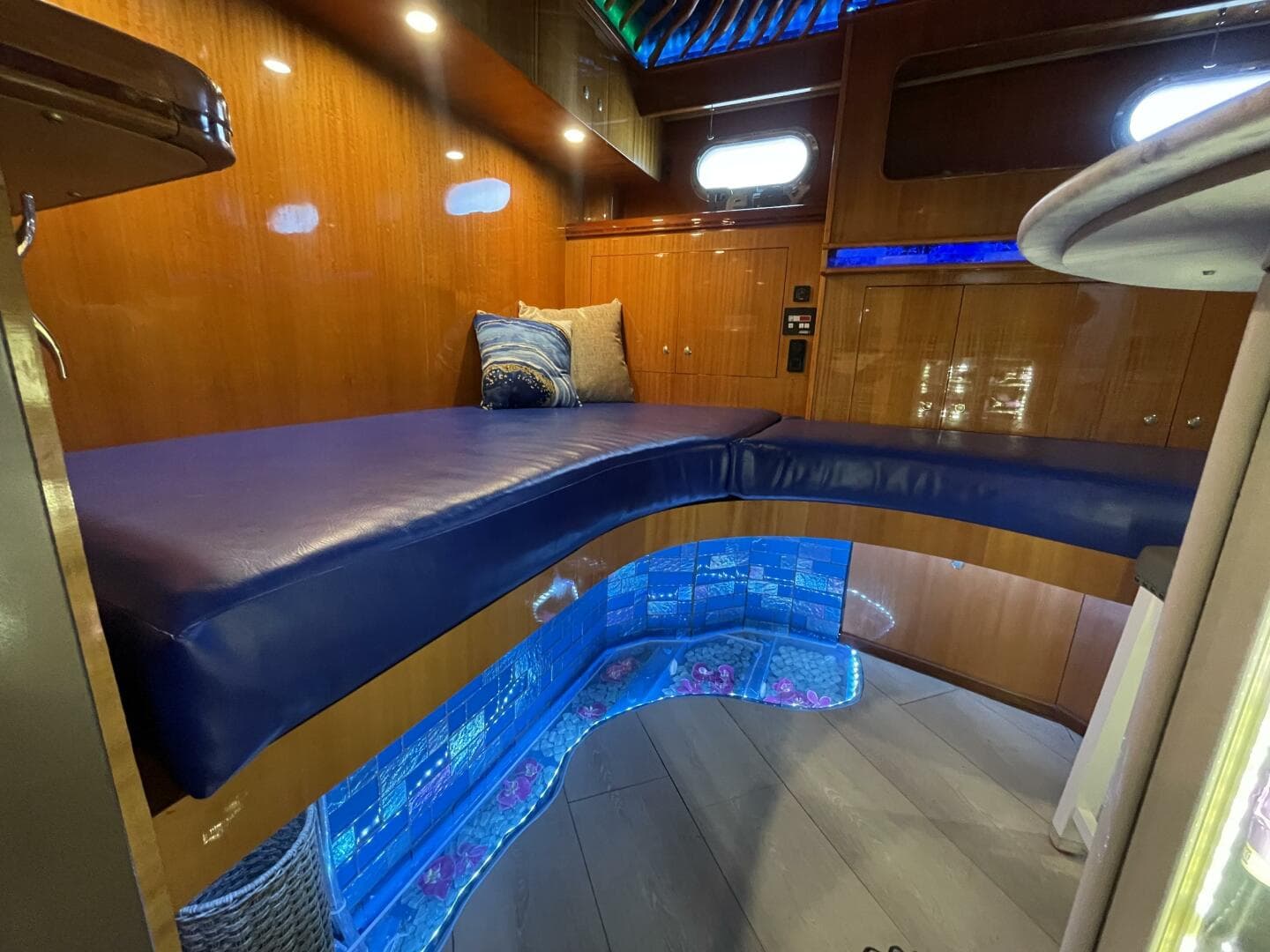 1999 Horizon 70 — photo 33