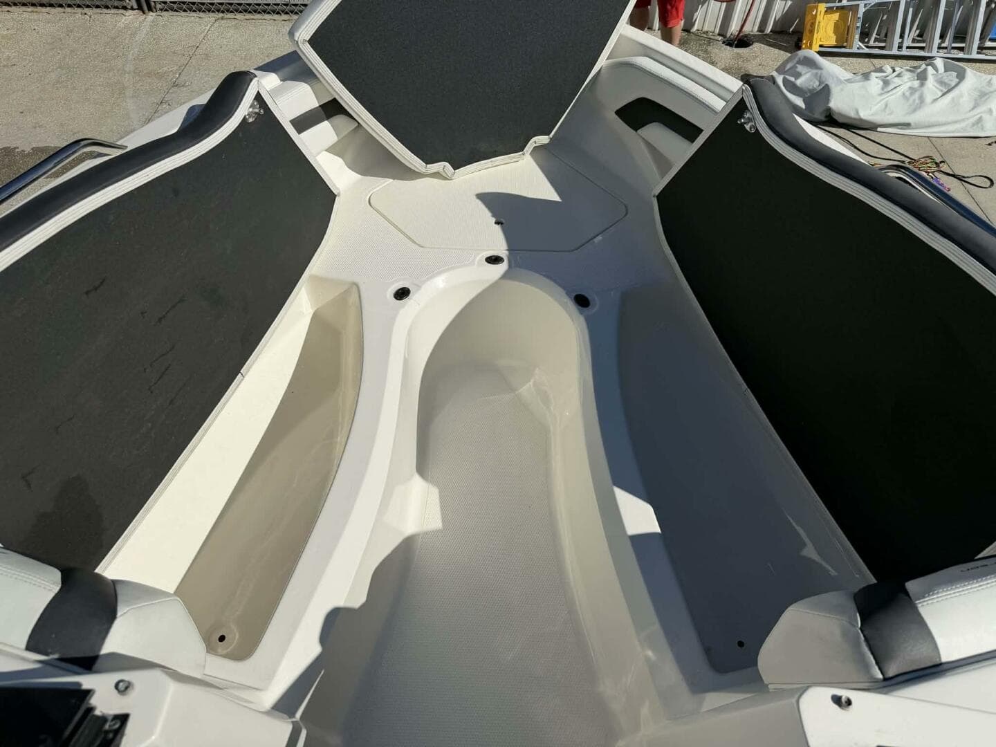 2015 Larson LX 225S IO — photo 17