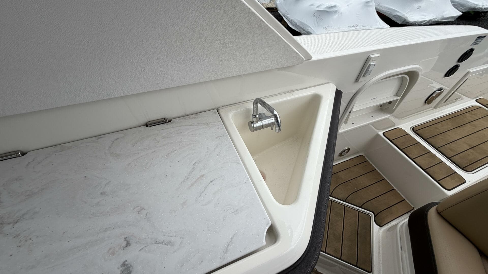 2023 Sea Ray Slx 310 OB — photo 16