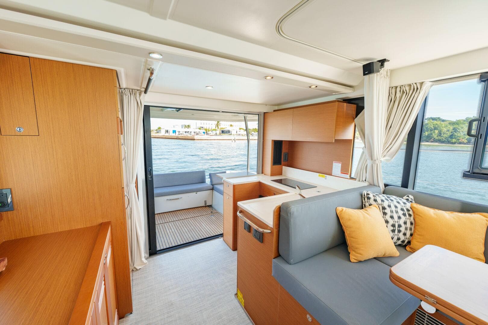 2025 Beneteau — photo 32