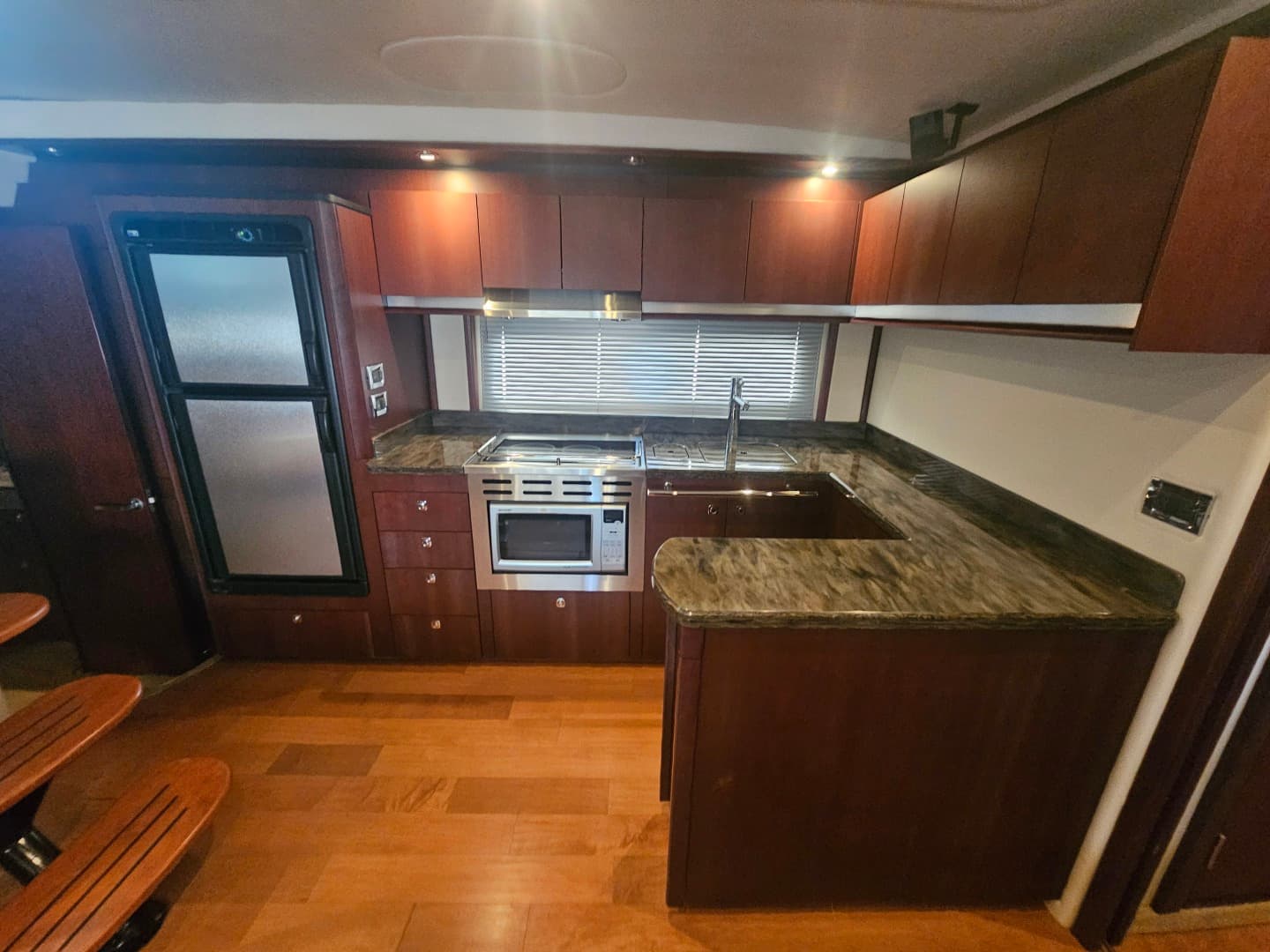 2012 Sea Ray 500 Sundancer — photo 31